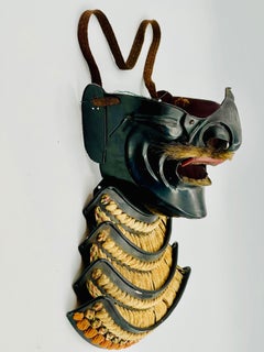Japanische Edo-Samurai-Yoroi-Eisenmaske (Mempo) mit Lackverzierung und Seidenschnürung, um 1750