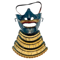 Japanische Edo-Samurai-Yoroi-Eisenmaske (Mempo) mit Lackverzierung und Seidenschnürung, um 1750