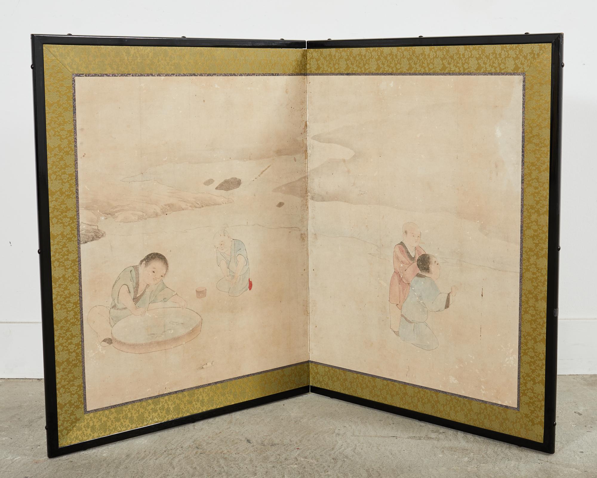 Japanischer Edo-Raumteiler mit zwei Tafeln und Kindern, die mit Fischen spielen im Angebot 7