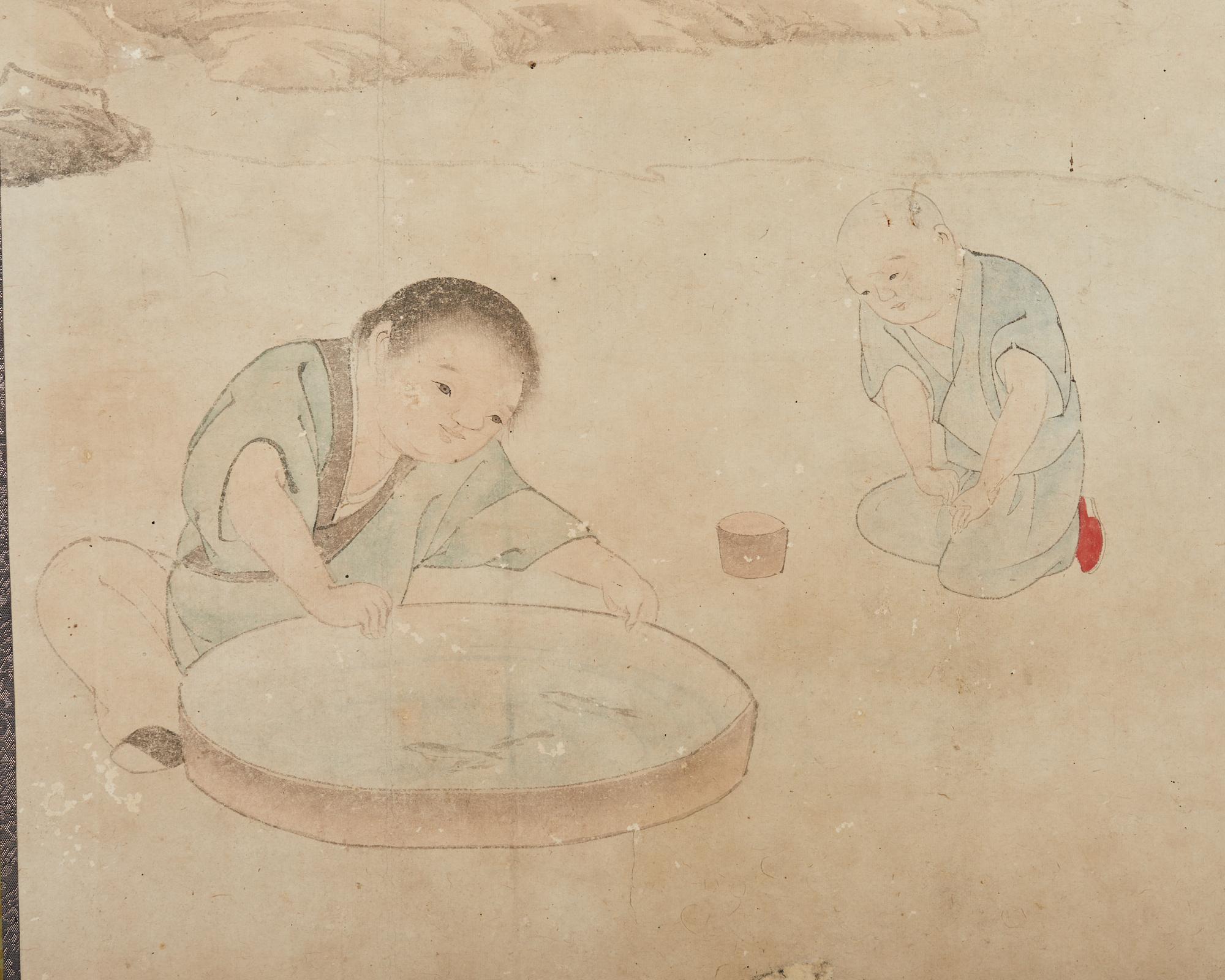 Japanischer Edo-Raumteiler mit zwei Tafeln und Kindern, die mit Fischen spielen (18. Jahrhundert und früher) im Angebot
