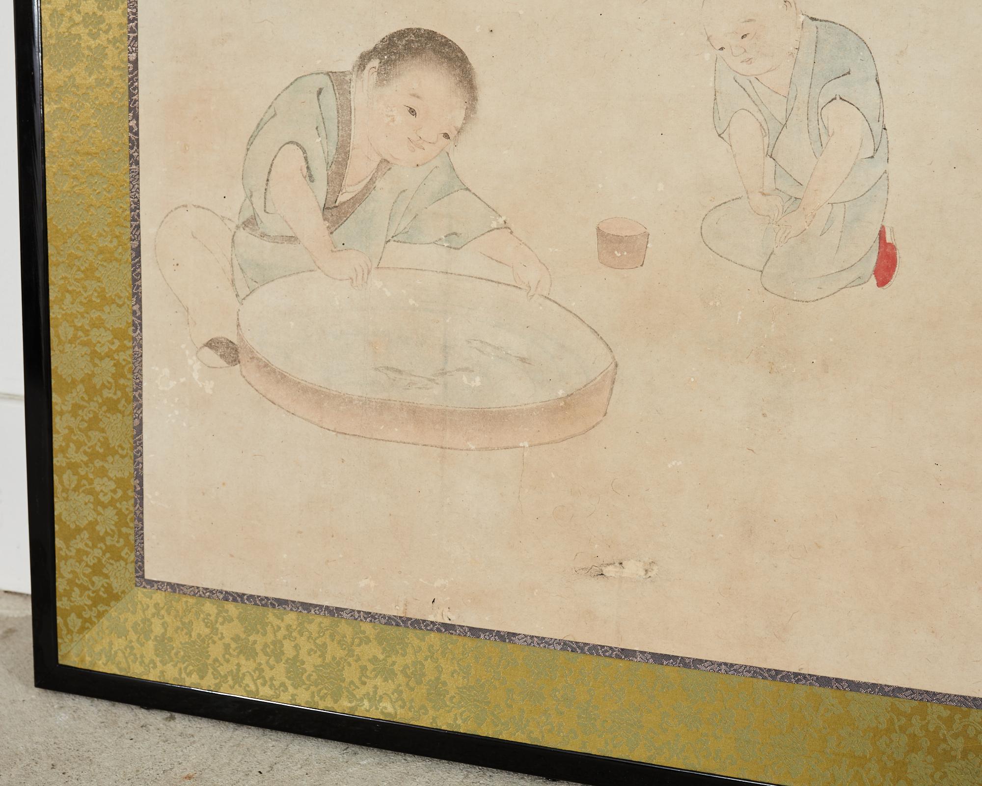 Japanischer Edo-Raumteiler mit zwei Tafeln und Kindern, die mit Fischen spielen im Angebot 2
