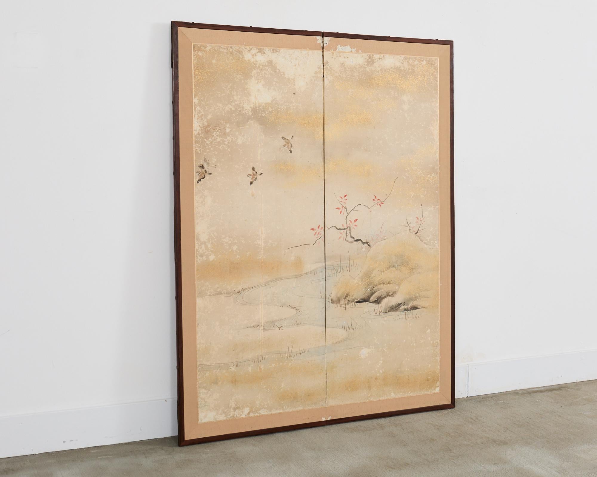 Paravent japonais Edo à deux panneaux Ruisseau méandreux avec oiseaux Abîmé - En vente à Rio Vista, CA