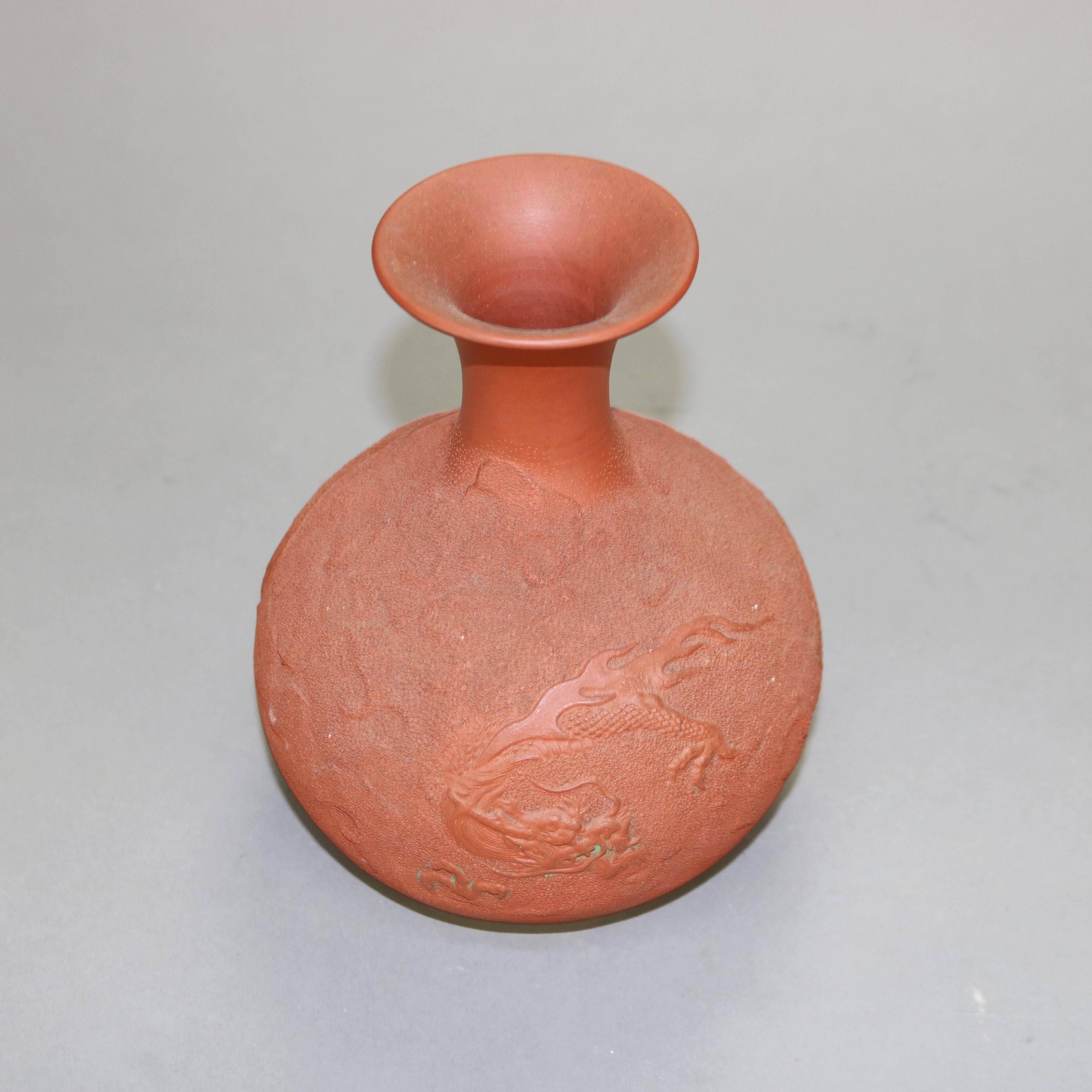 Japanische Terrakotta-Vase mit Prägung und Drachen aus Japan, um 1930

Maße - 9,75 
