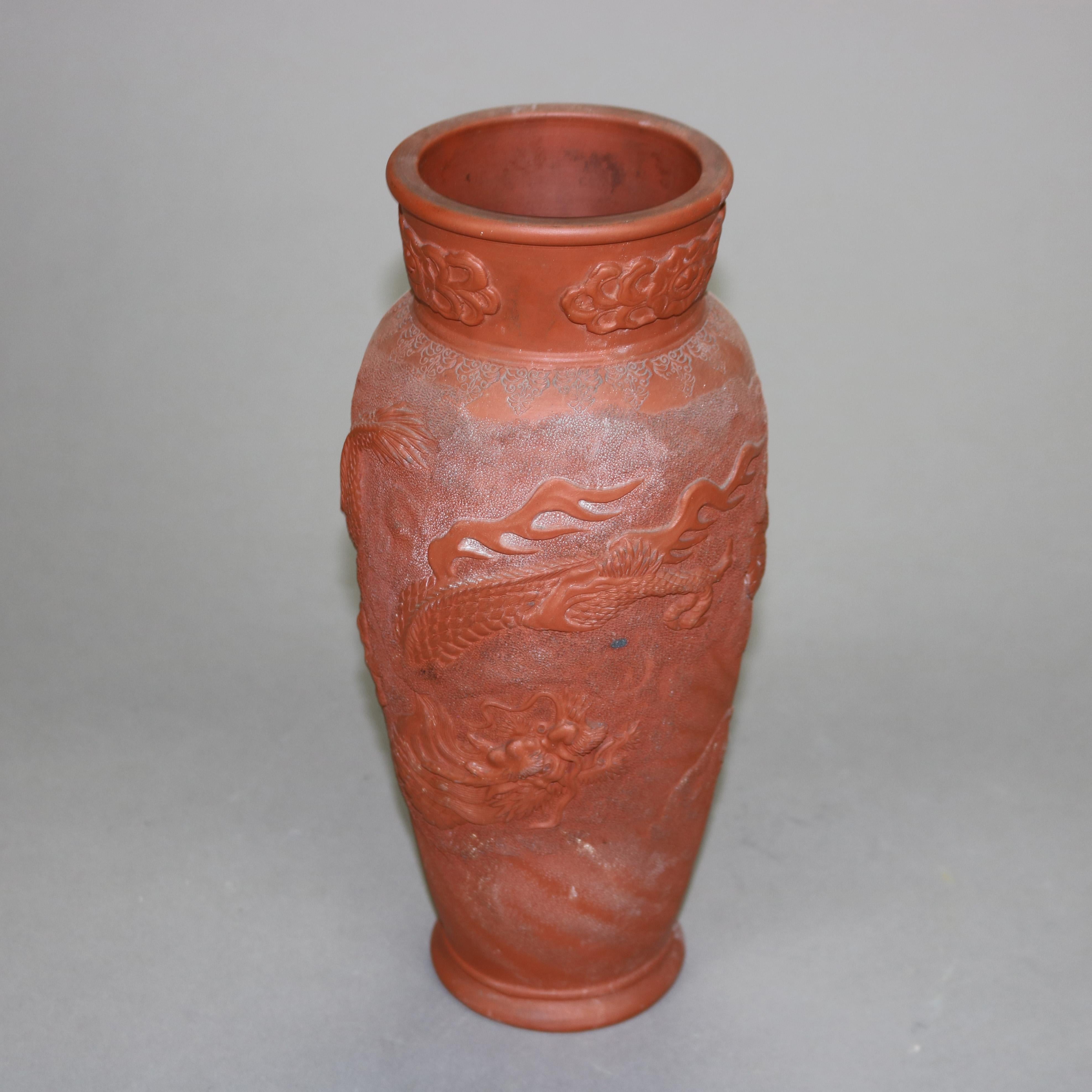 Jarrón japonés de terracota repujada con dragón C1930

Medidas - 12 