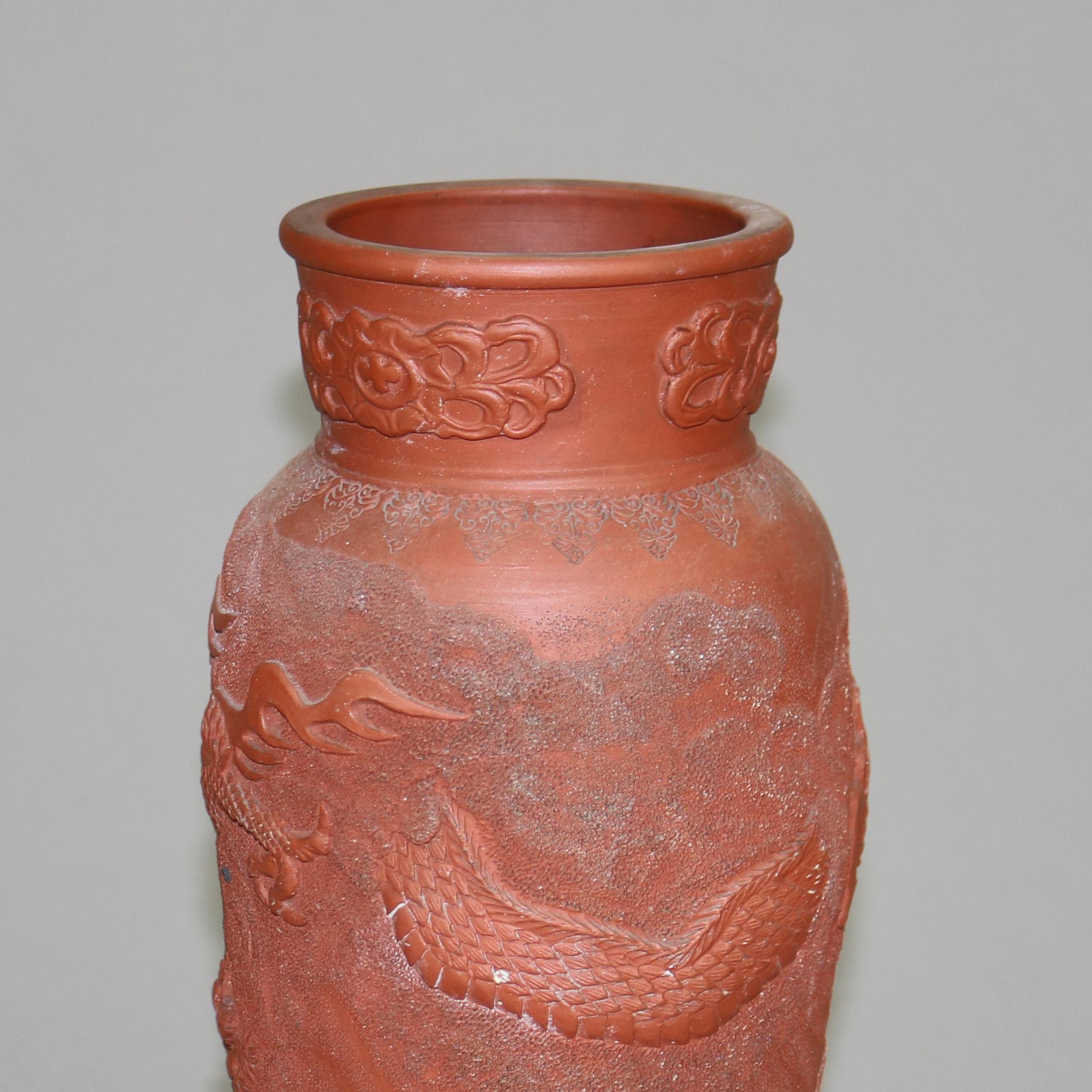 Jarrón japonés de terracota repujada con dragón C1930 en Bueno estado para la venta en Big Flats, NY