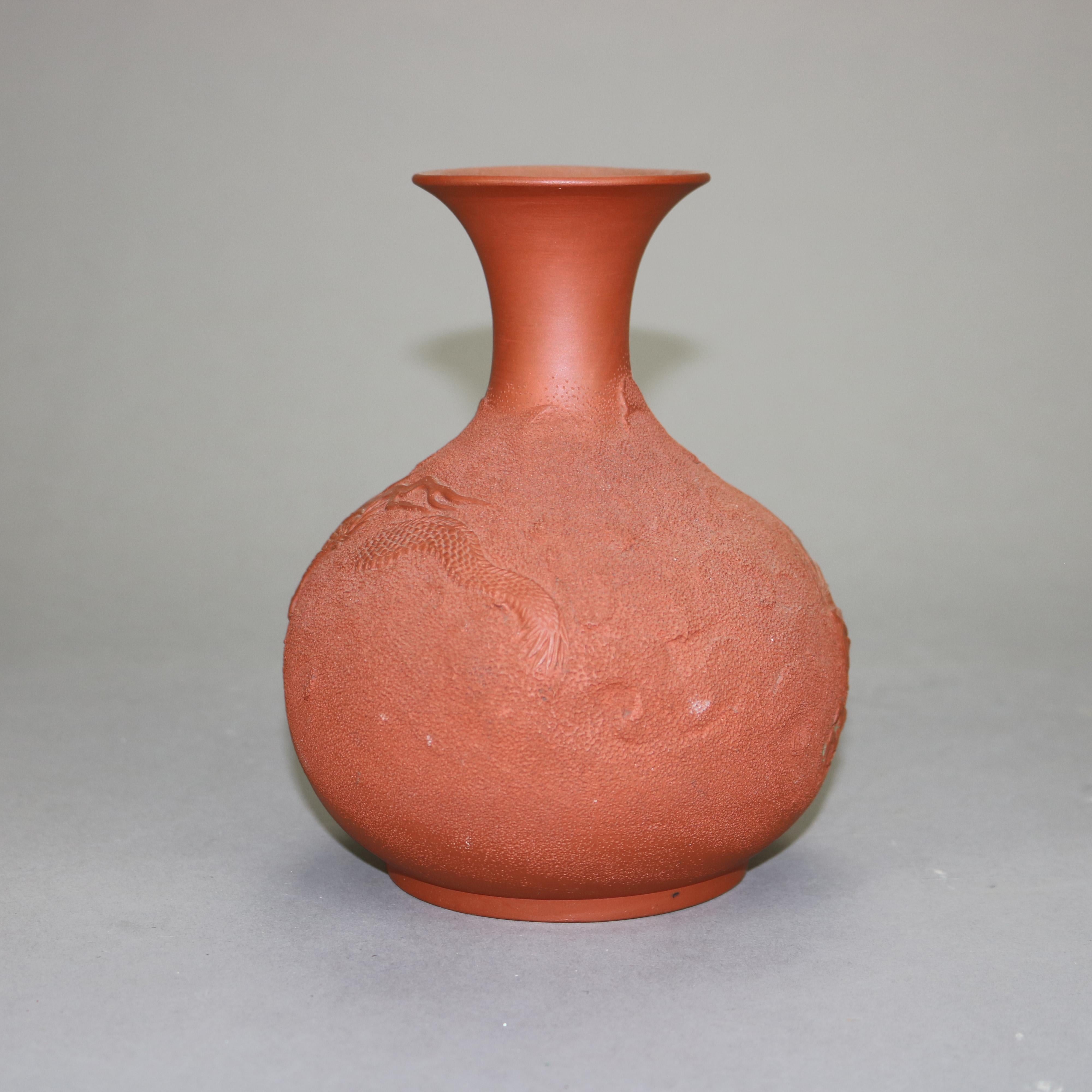 Japanische Terrakotta-Vase mit Prägung und Drachen aus Japan, um 1930 (20. Jahrhundert) im Angebot