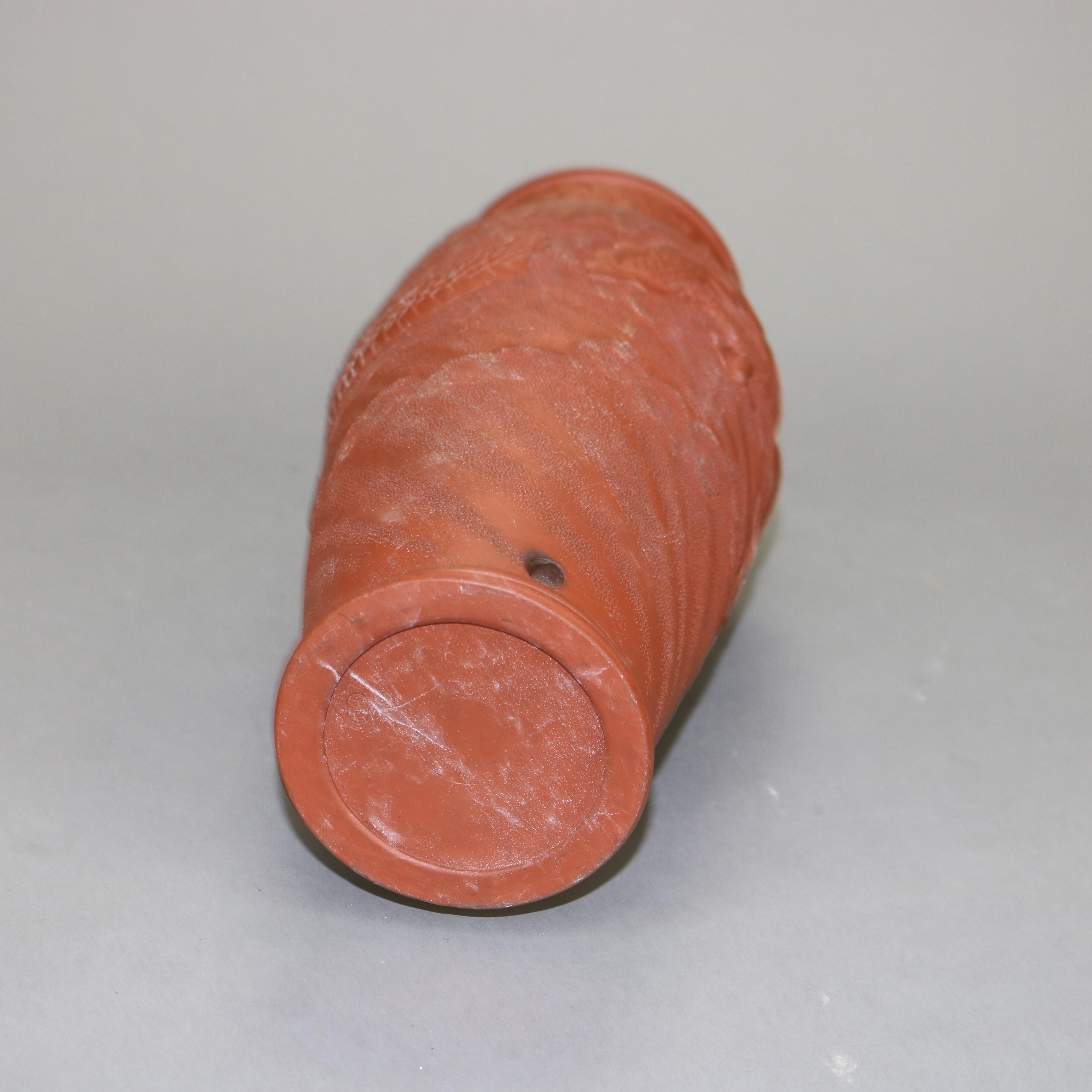 Jarrón japonés de terracota repujada con dragón C1930 Terracota en venta