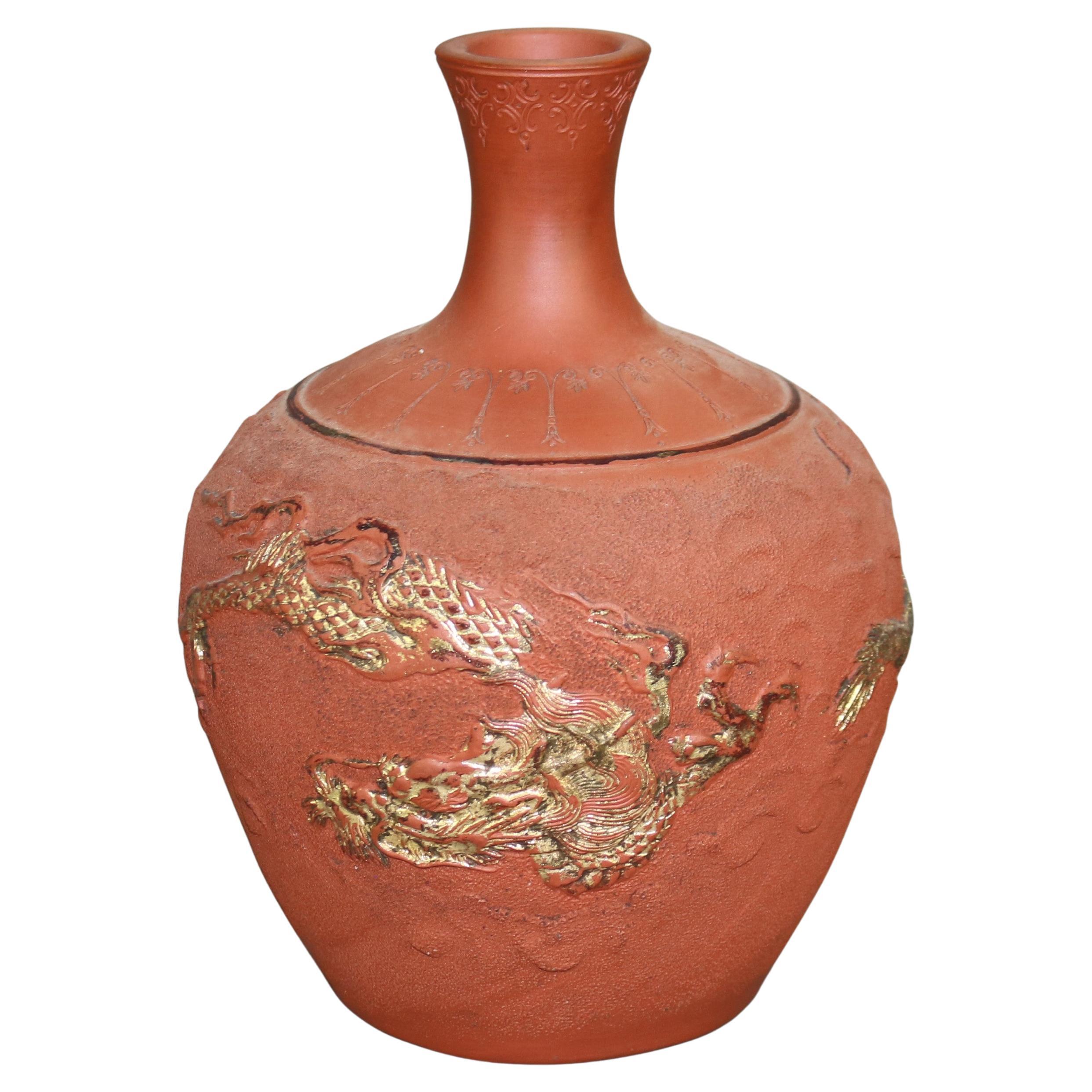 Jarrón japonés de terracota repujada con dragón C1930
