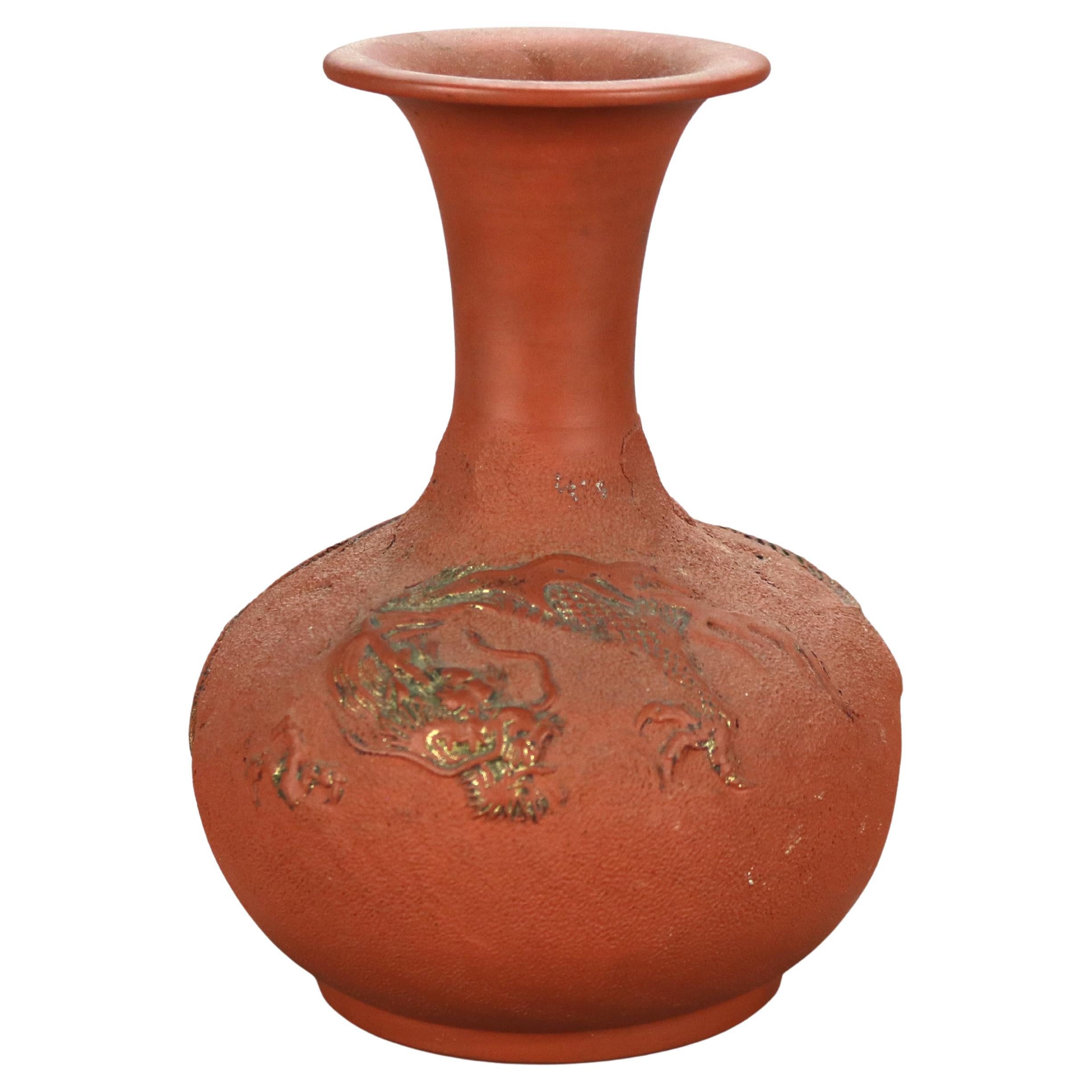 Jarrón japonés de terracota repujada con dragón C1930