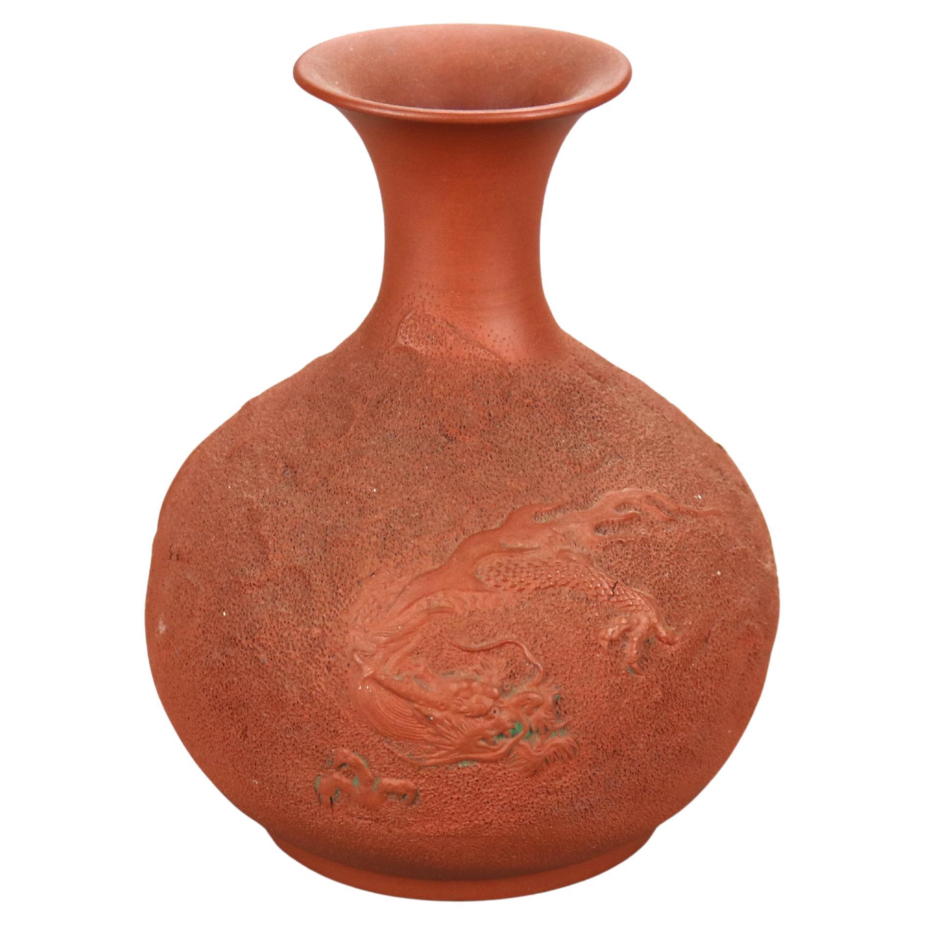 Japanische Terrakotta-Vase mit Prägung und Drachen aus Japan, um 1930