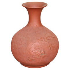 Jarrón japonés de terracota repujada con dragón C1930