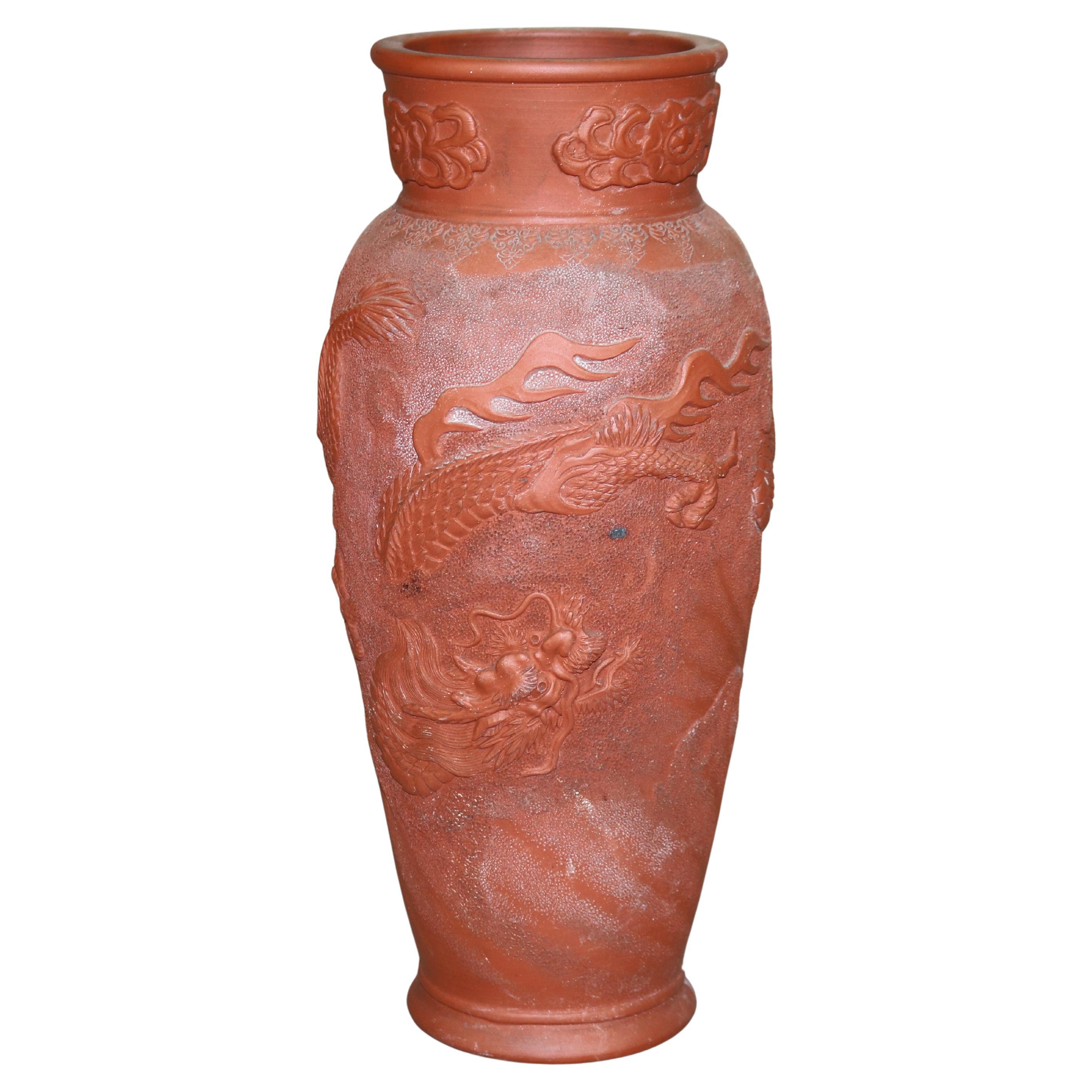 Jarrón japonés de terracota repujada con dragón C1930