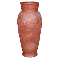 Jarrón japonés de terracota repujada con dragón C1930