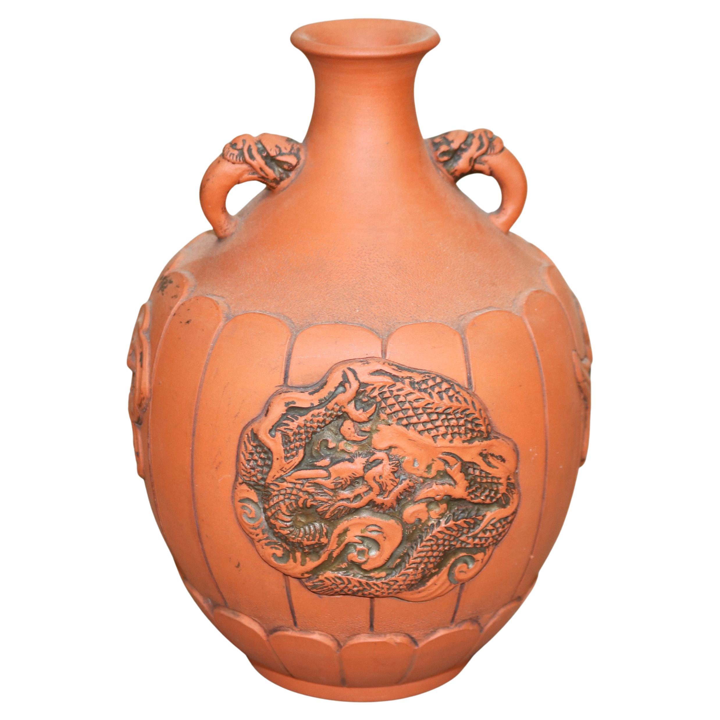Japanische geprägte Terrakotta-Vase mit Drachen und Henkeln aus Japan, um 1930