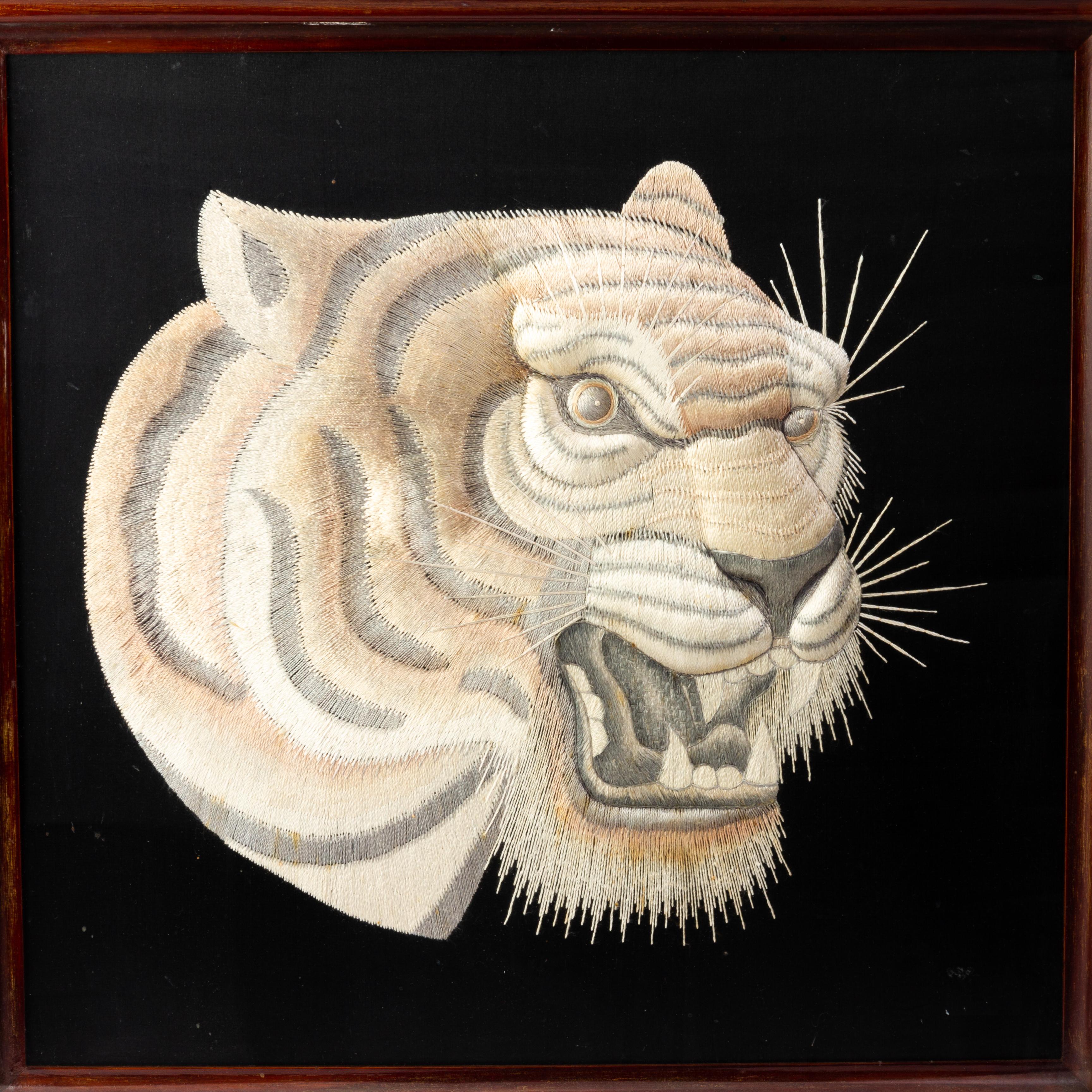 A very fine Japanese tiger embroidered silk screen panel.
Very good condition.
From a private collection.
Free international shipping.