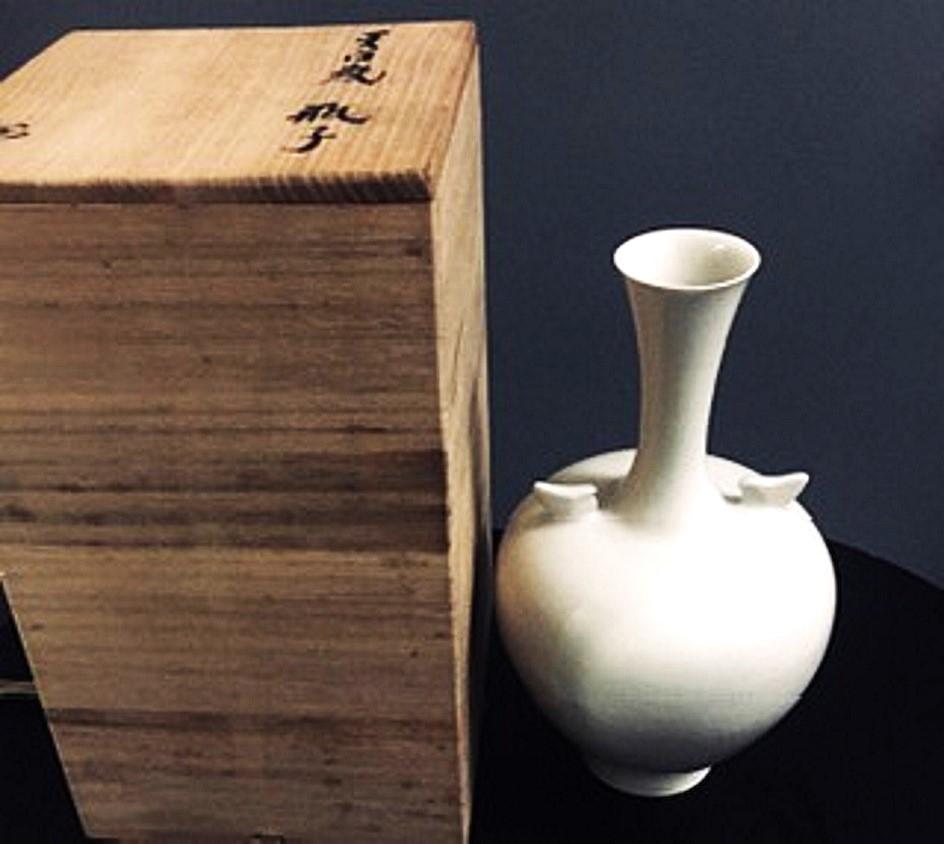 Japanische Kaiser Shōwa Mashiko-Ware Vase aus weiß glasiertem Porzellan, ca. 1980

Kaiser Shōwa Periode - von 1926 bis 1989

Unterzeichnete Schachtel 

ABMESSUNGEN
Höhe: 10 Zoll
Breite: 5.5 Zoll
 
ÜBER
Mashiko ist eine Volksofenanlage, die sich von