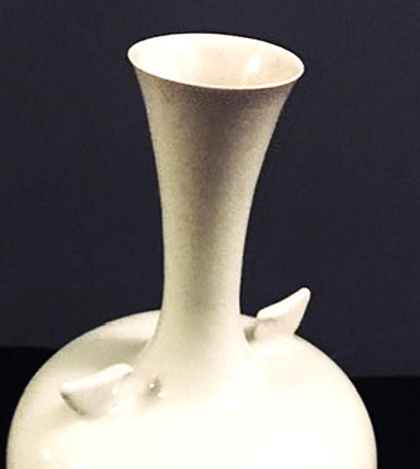 Japanische Kaiser Shōwa Mashiko-Ware Vase aus weiß glasiertem Porzellan, ca. 1980 im Zustand „Gut“ im Angebot in New York, NY