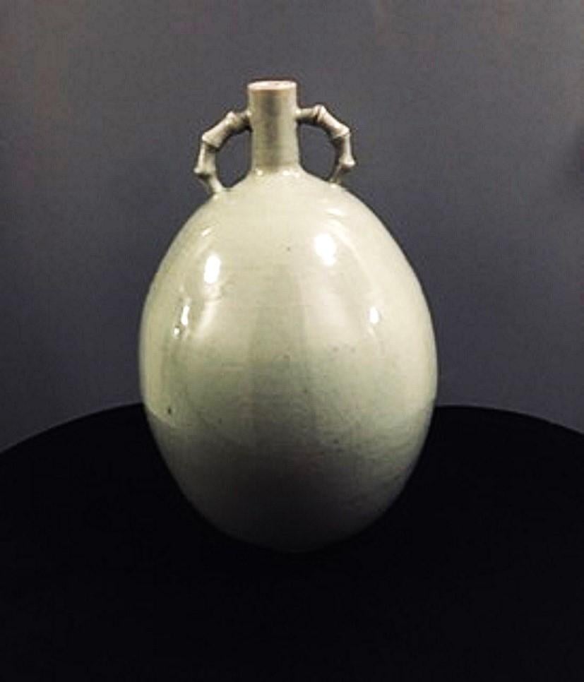 Vaso classico a forma ovale del periodo dell'imperatore giapponese Shōwa, circa. 1960

Periodo dell'Imperatore Shōwa - dal 1926 al 1989/1990) 

Con manici in bambù.
Firmato in basso.

DIMENSIONI
Altezza: 11,75 pollici
Diametro: 7,5 pollici
