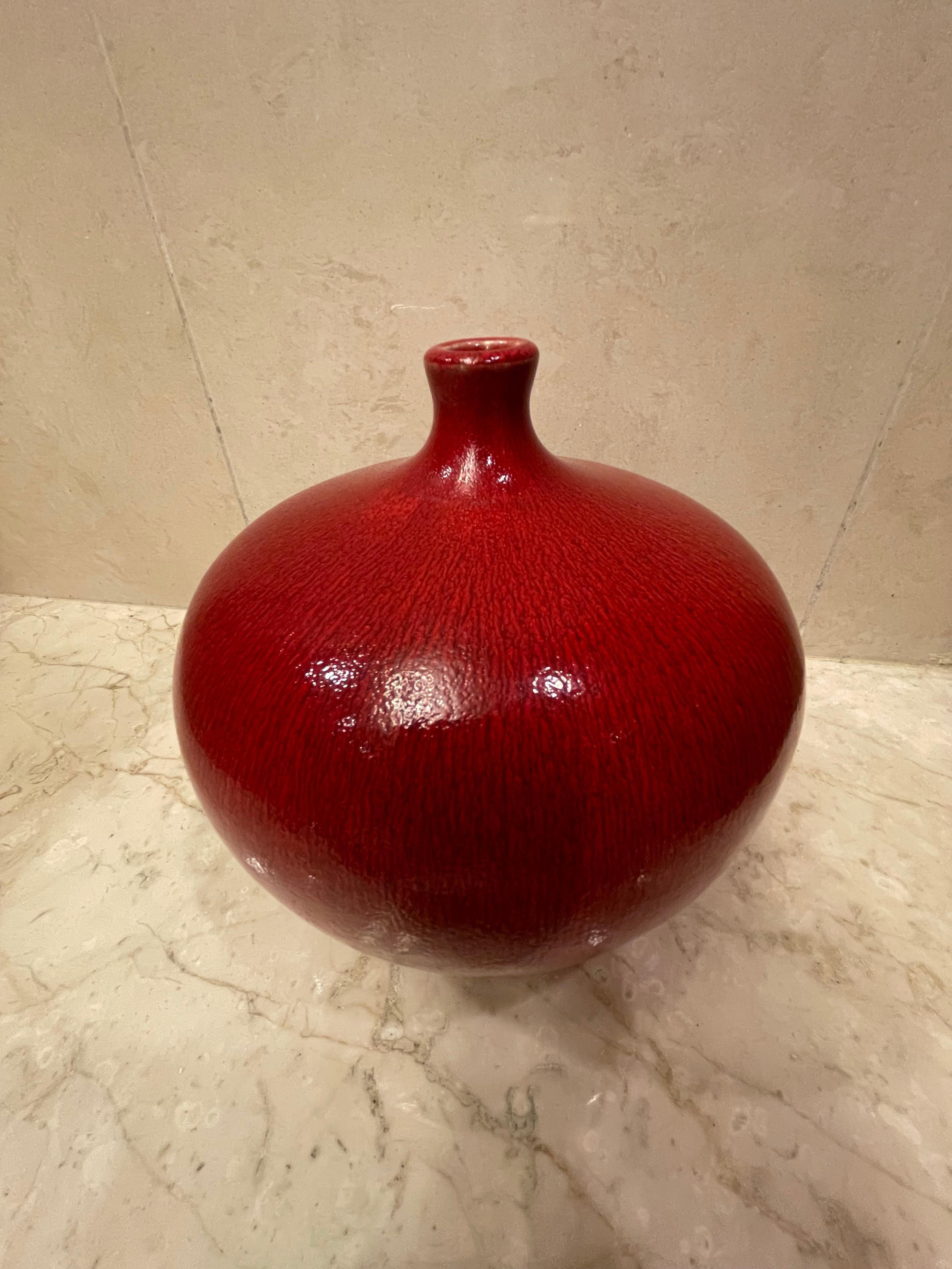 Periodo Shōwa del Emperador Japonés, Jarrón rojo de cerámica fina, Firmado, Ca. 1980

Periodo del Emperador Shōwa - de 1926 a 1990

ACERCA DE 
Con la clásica forma japonesa, este exquisito jarrón tiene una presencia espectacular y presenta un rico