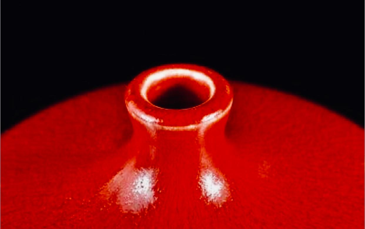 Periodo Shōwa del Emperador Japonés, Jarrón rojo de cerámica fina, Firmado, Ca. 1980 finales del siglo XX en venta