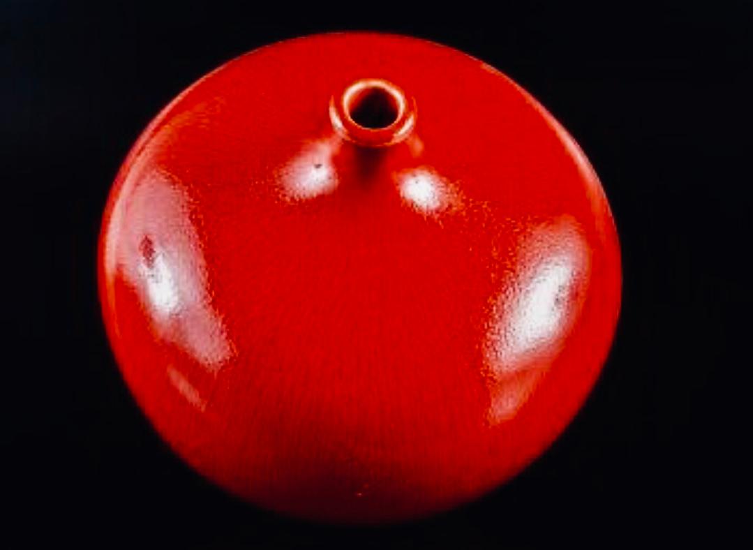 Periodo Shōwa del Emperador Japonés, Jarrón rojo de cerámica fina, Firmado, Ca. 1980 Cerámico en venta