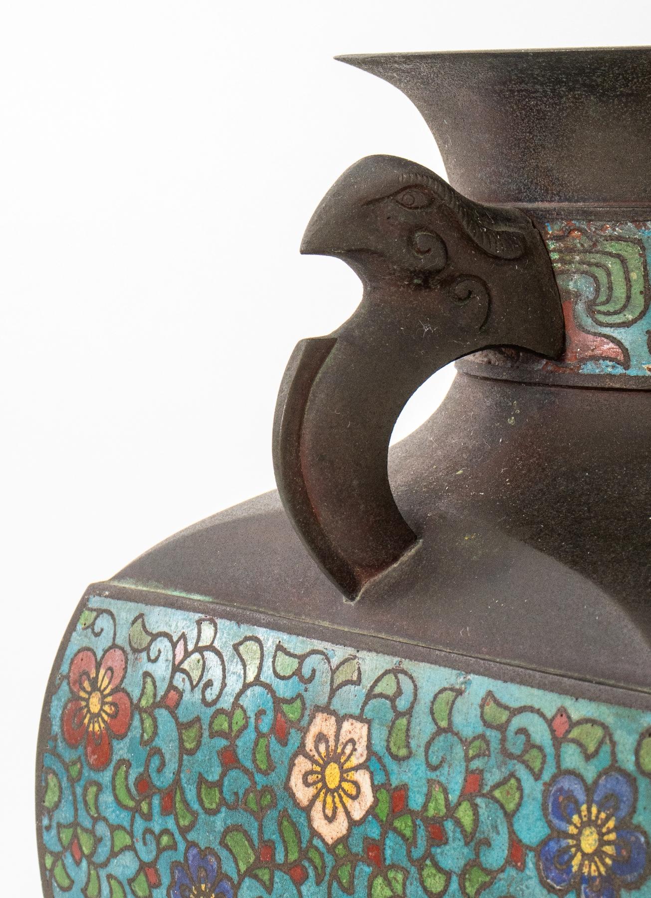 Emaillierte japanische Bronzevase. 20. Jahrhundert im Angebot 1
