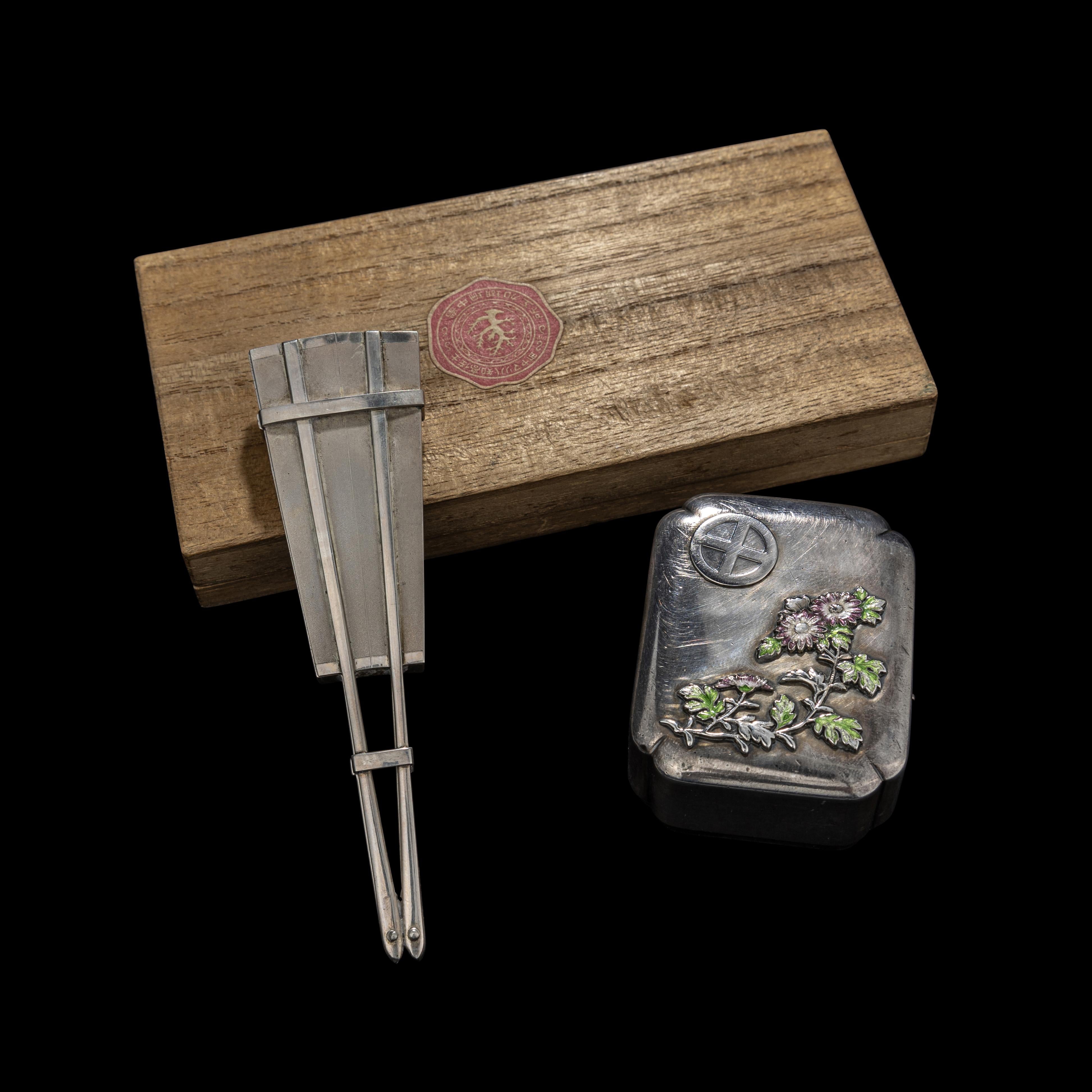 Caja japonesa de crisantemos de plata esmaltada en Bueno estado para la venta en Chicago, IL