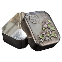 Japanische emaillierte Chrysanthemenschachtel aus Silber