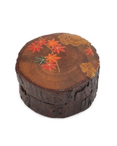 Japanische Enzenskiste oder Kogo aus Naturholz mit Ahornblatt-Lackierung