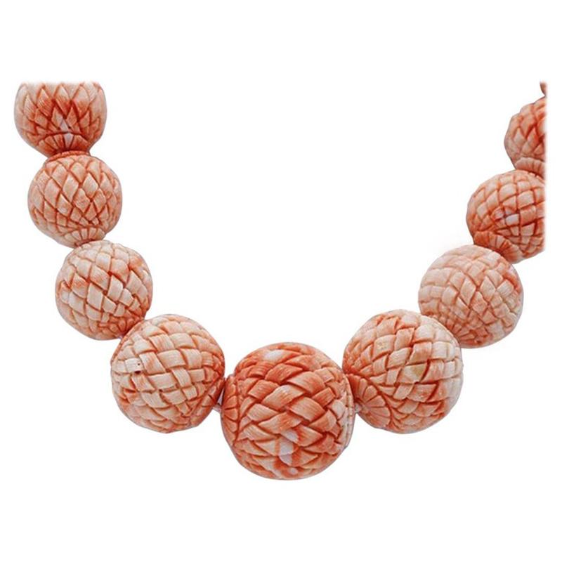 Authentic vintage coral beaded necklace, composed of 41 engraved japanise coral spheres with 9kt rose gold simple closure.
This necklace was totally handmade by Italian master goldsmiths and it is in perfect conditions.
The biggest sphere is 26.5 mm