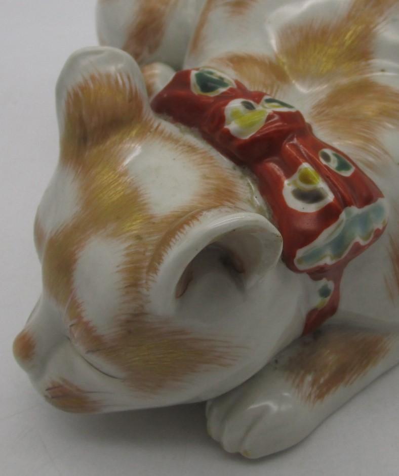 Exquisite early 20th century Japanese Kutani sculpture of a sleeping cat in fine porcelain from Taisho period, inspired by the small wooden sculpture at the entrance of Toshougu shrine in Nikko, Japan, by the acclaimed sculpture artist and architect