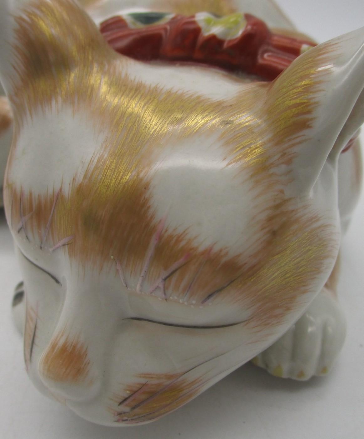 Japanese Eraly 20th Century Gilded Porcelain Sleeping Cat Sculpture, circa 1920 In Good Condition In Takarazuka, JP