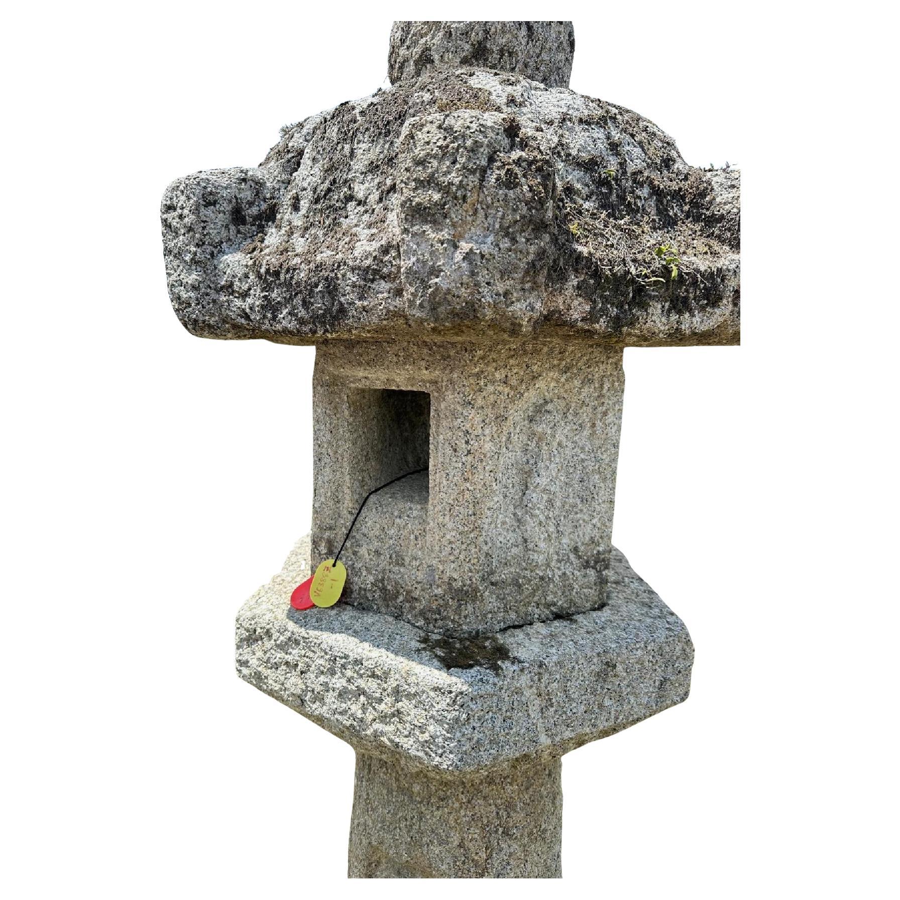 Excepcional Farol Cristiano Japonés Antiguo de Granito y Piedra siglo XIX en venta