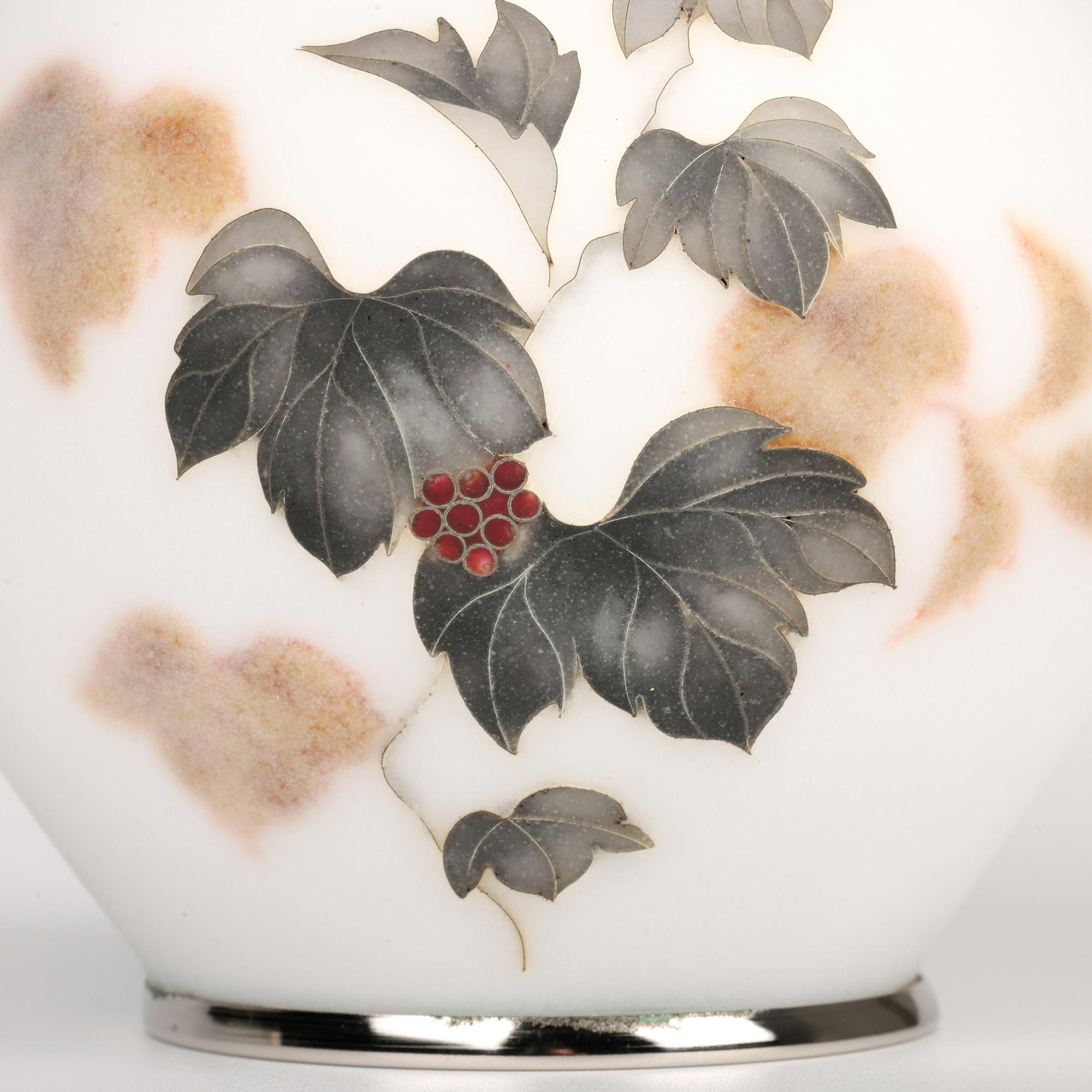 Eccezionale vaso giapponese in argento con smalto cloisonne satinato in vendita 3