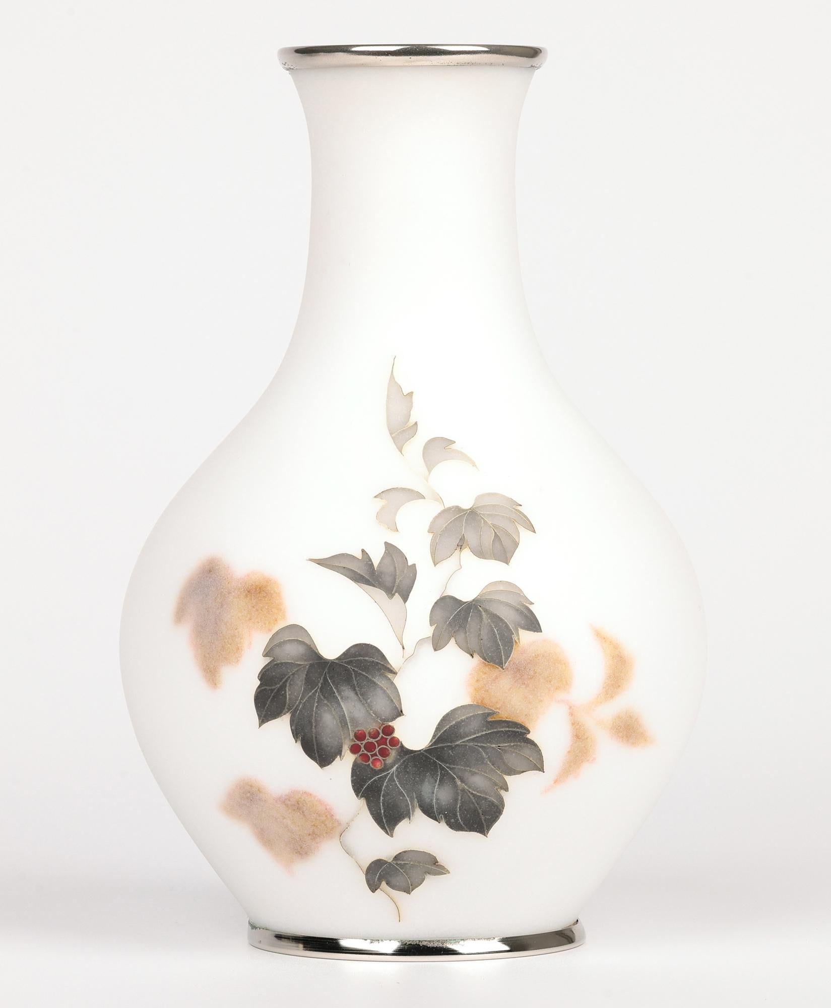Eccezionale vaso giapponese in argento con smalto cloisonne satinato in vendita 4
