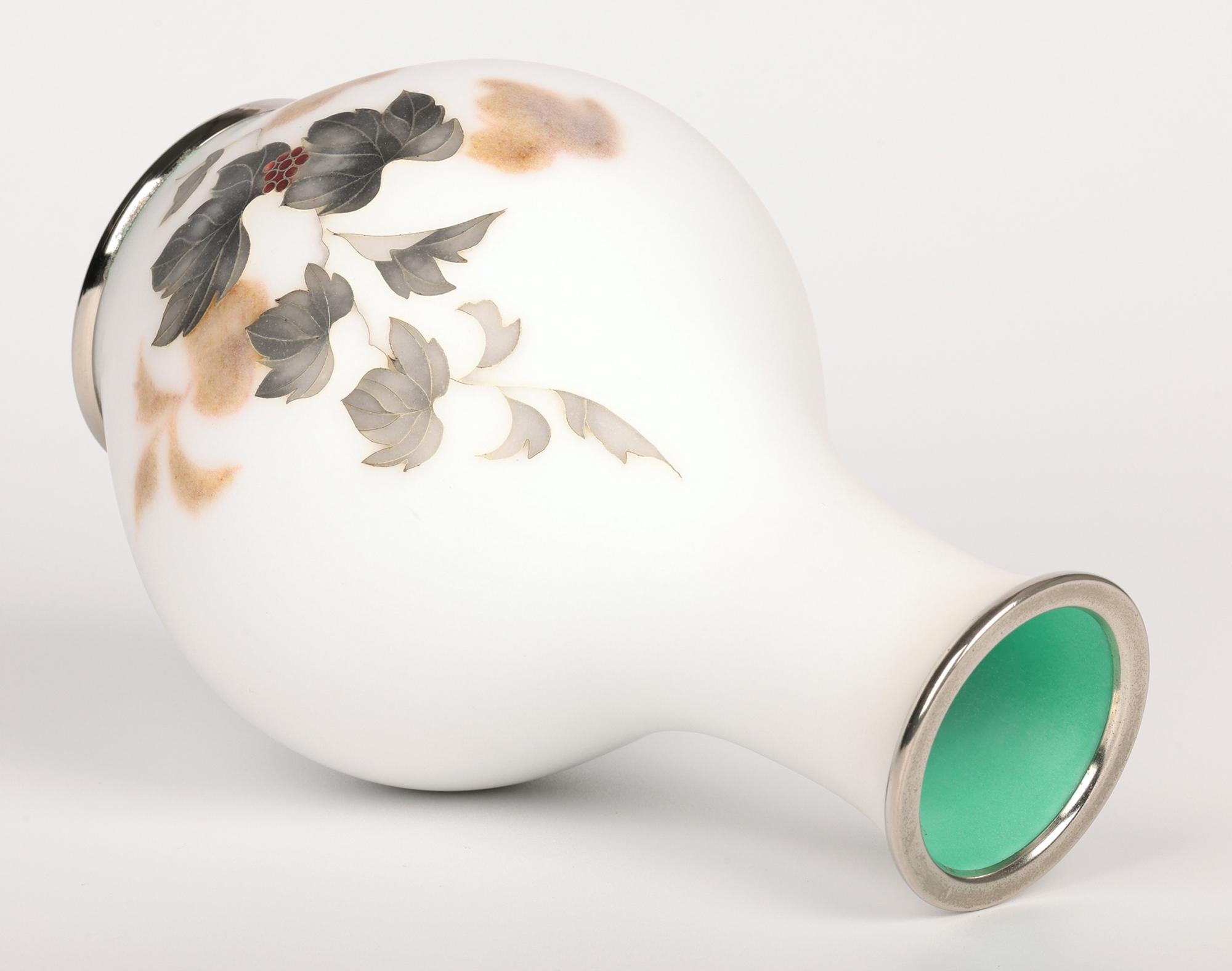 Eccezionale vaso giapponese in argento con smalto cloisonne satinato in vendita 5