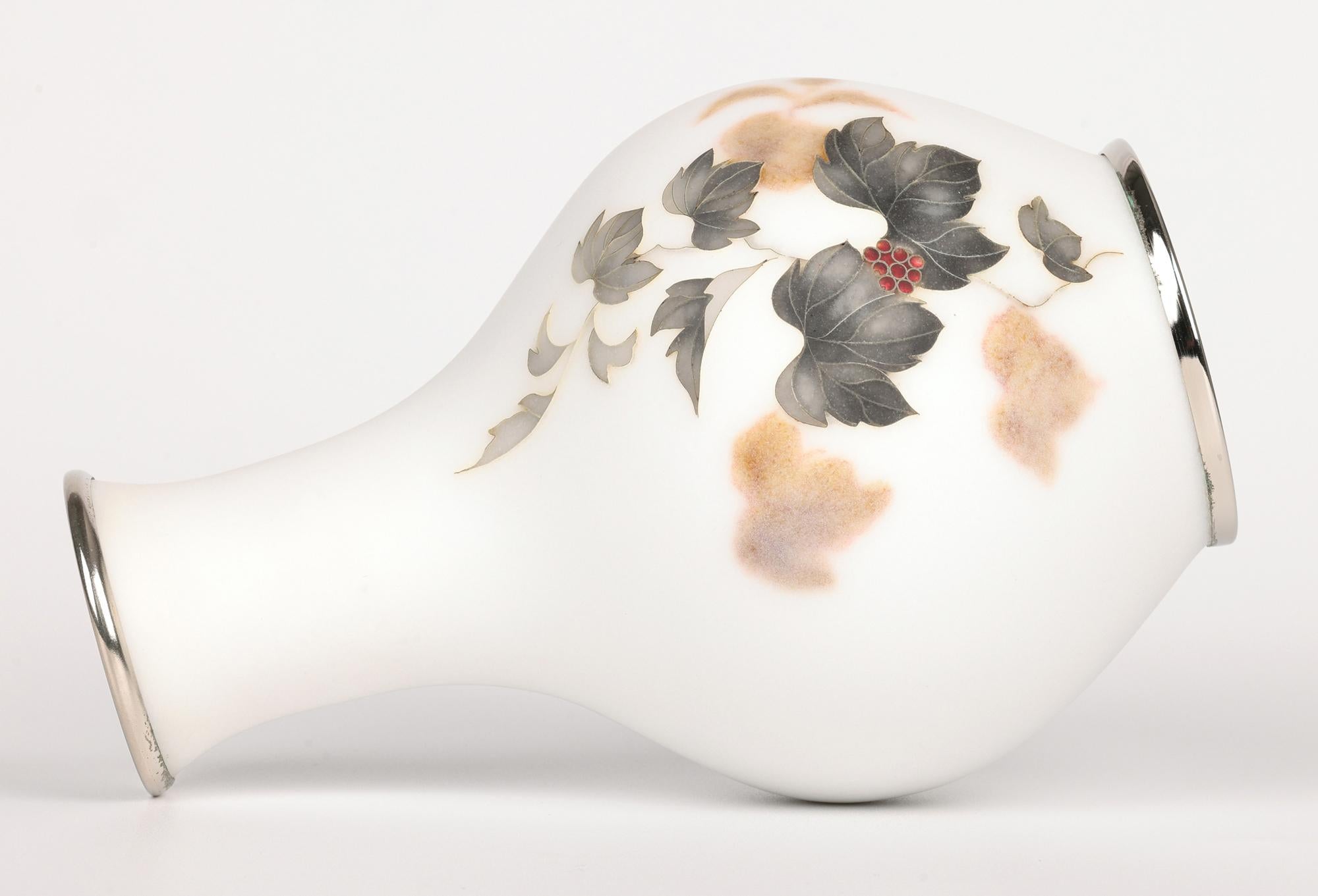 Eccezionale vaso giapponese in argento con smalto cloisonne satinato in vendita 8