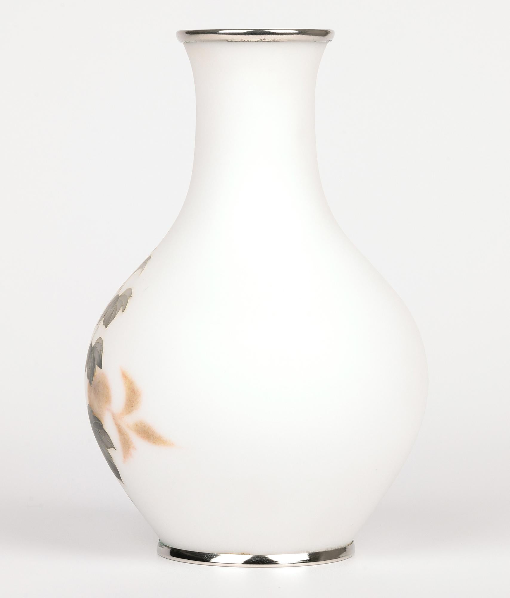 Eccezionale vaso giapponese in argento con smalto cloisonne satinato in vendita 9