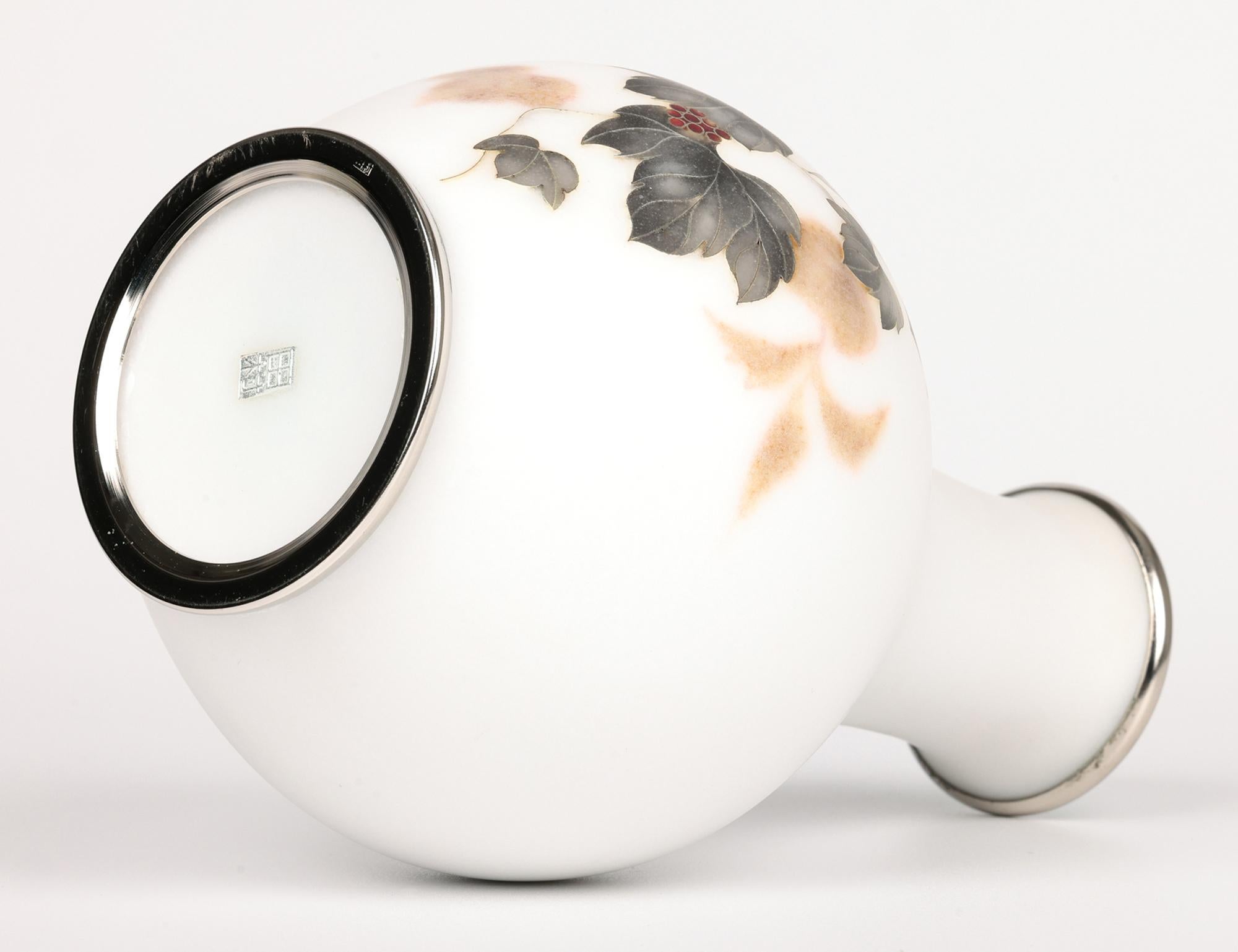 Eccezionale vaso giapponese in argento con smalto cloisonne satinato in vendita 10