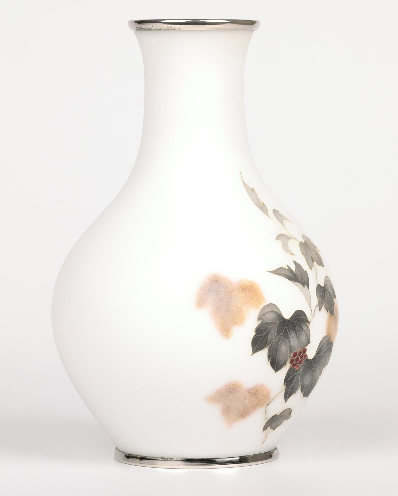 Un eccezionale vaso vintage in cloisonne satinato giapponese decorato con un disegno floreale che si ritiene risalga all'inizio o alla metà del XX secolo. Questo squisito vaso è uno dei più belli che abbiamo avuto il piacere di trattare ed è a forma