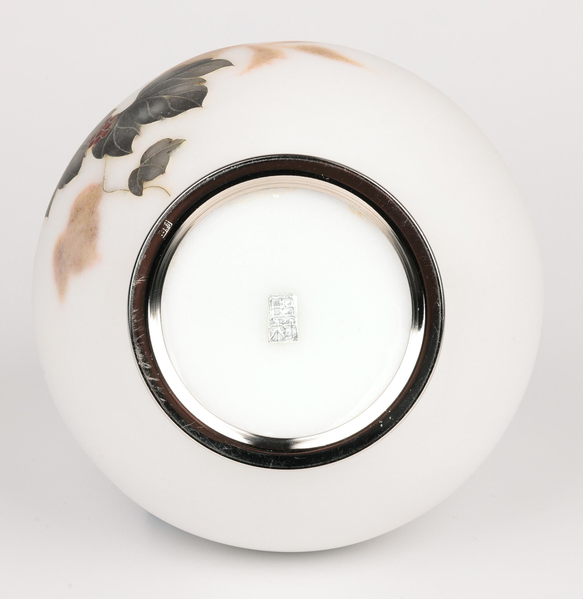 Altro Eccezionale vaso giapponese in argento con smalto cloisonne satinato in vendita