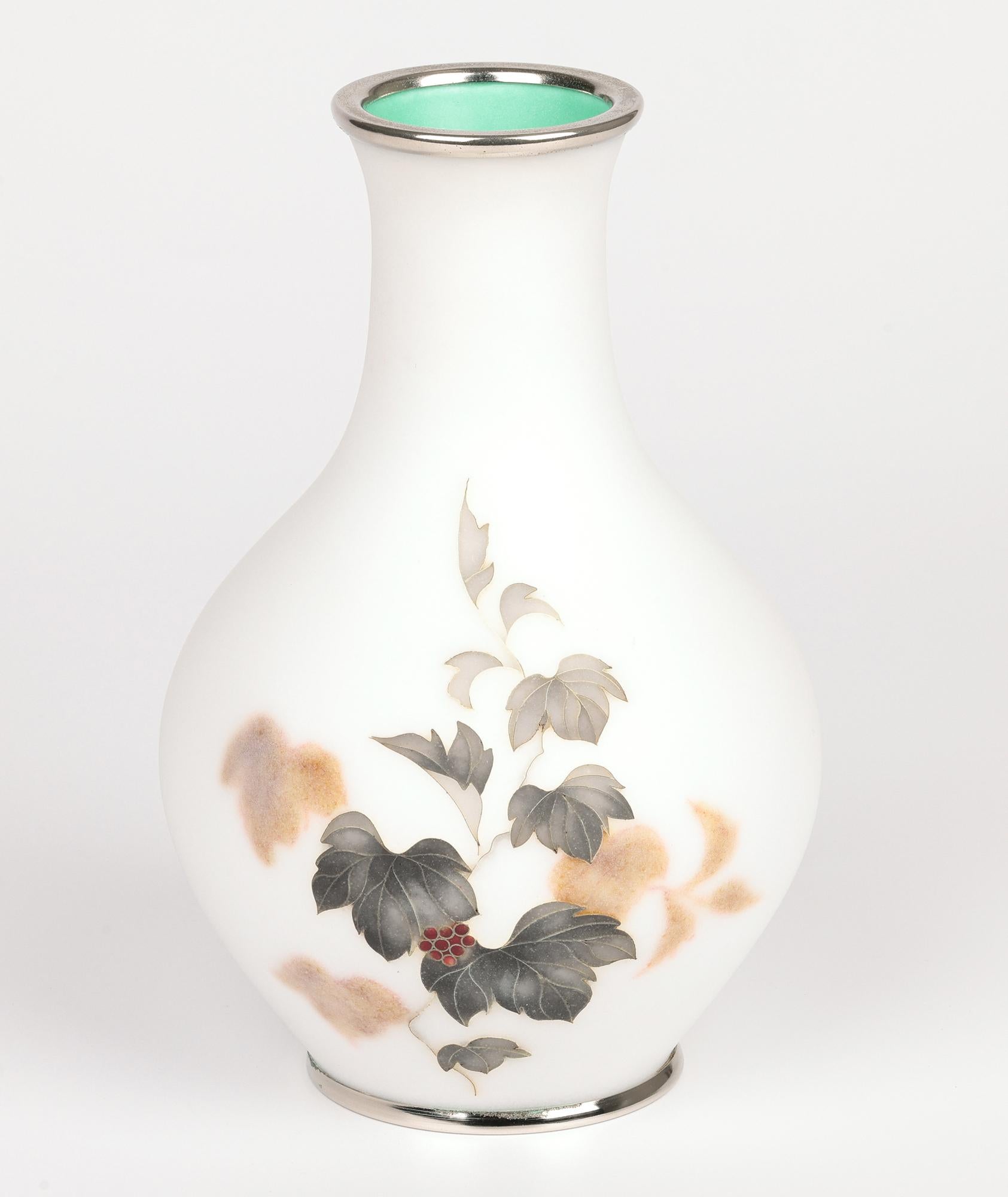 Eccezionale vaso giapponese in argento con smalto cloisonne satinato In condizioni buone in vendita a Bishop's Stortford, Hertfordshire