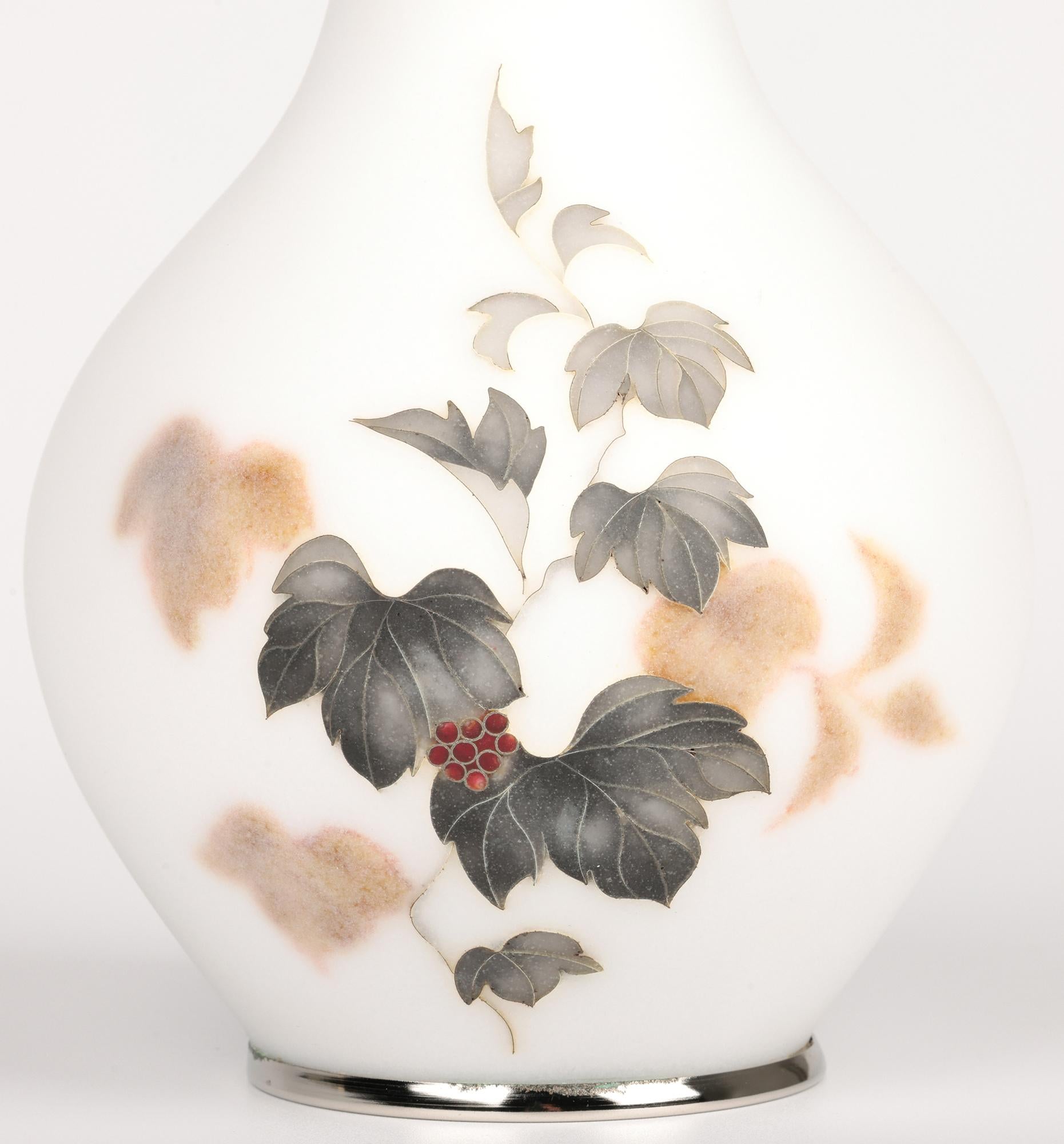 Eccezionale vaso giapponese in argento con smalto cloisonne satinato in vendita 2