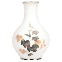 Excepcional jarrón japonés de plata con esmalte de cloisonné satinado