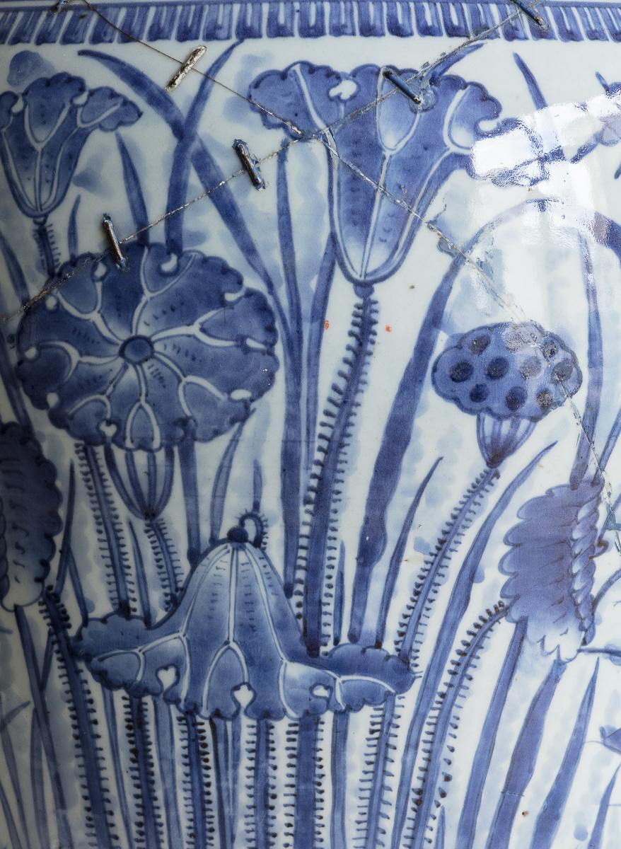 Vaso giapponese da esportazione in bianco e blu del XVIII secolo

Dalla forma dolcemente curvilinea e dai toni tenui del blu, raffigurante fiori e canne, con bordi a motivi ripetuti e riparazioni con punti metallici.

Informazioni