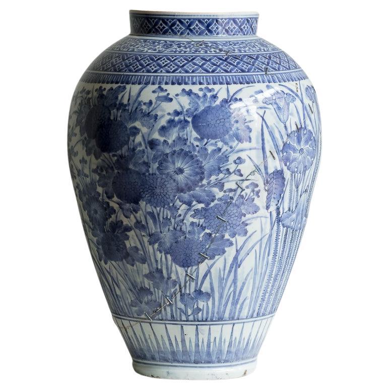 Vaso giapponese da esportazione blu e bianco, XVIII secolo in vendita