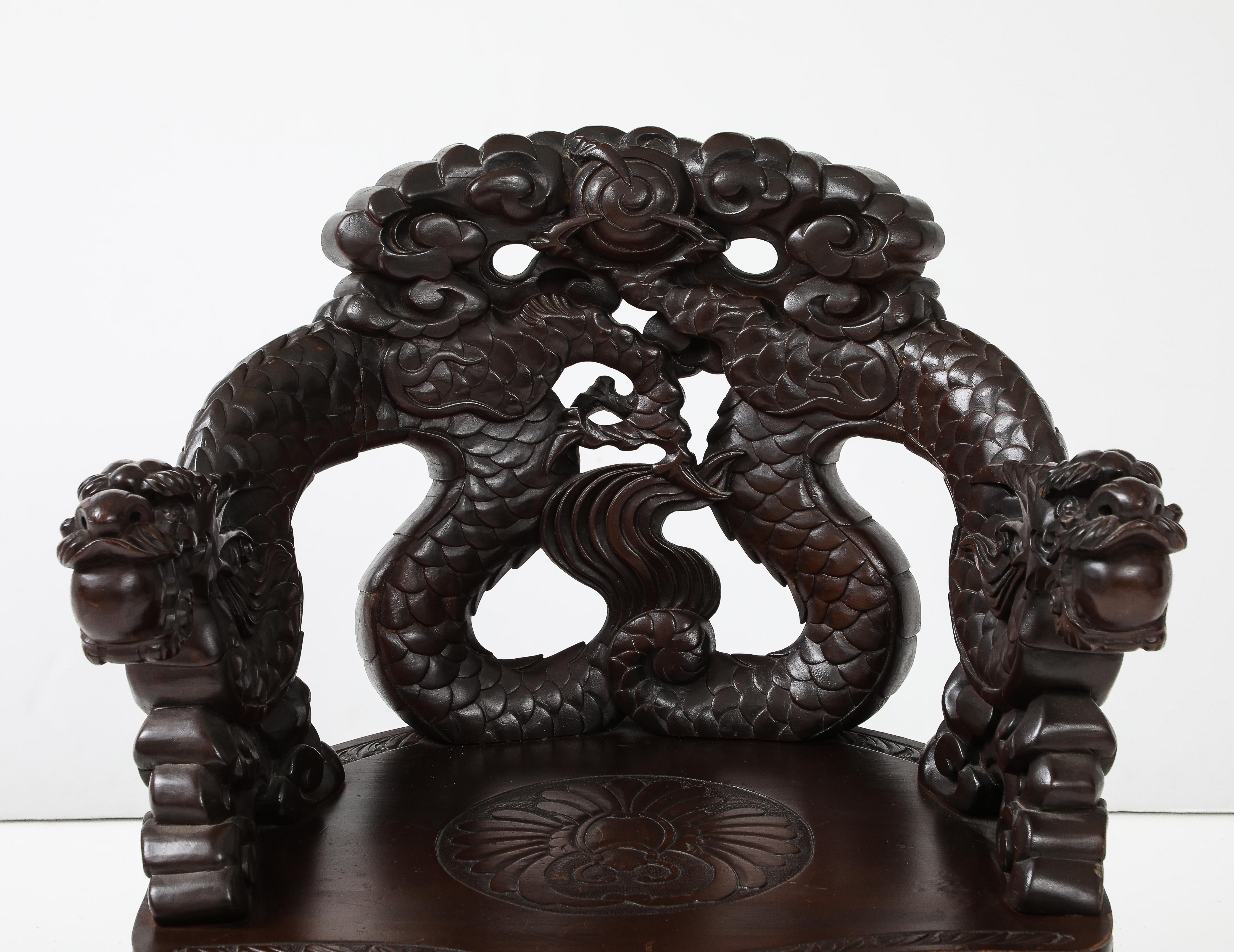 Japanischer Export-Stuhl mit geschnitztem Drachen (Holz) im Angebot