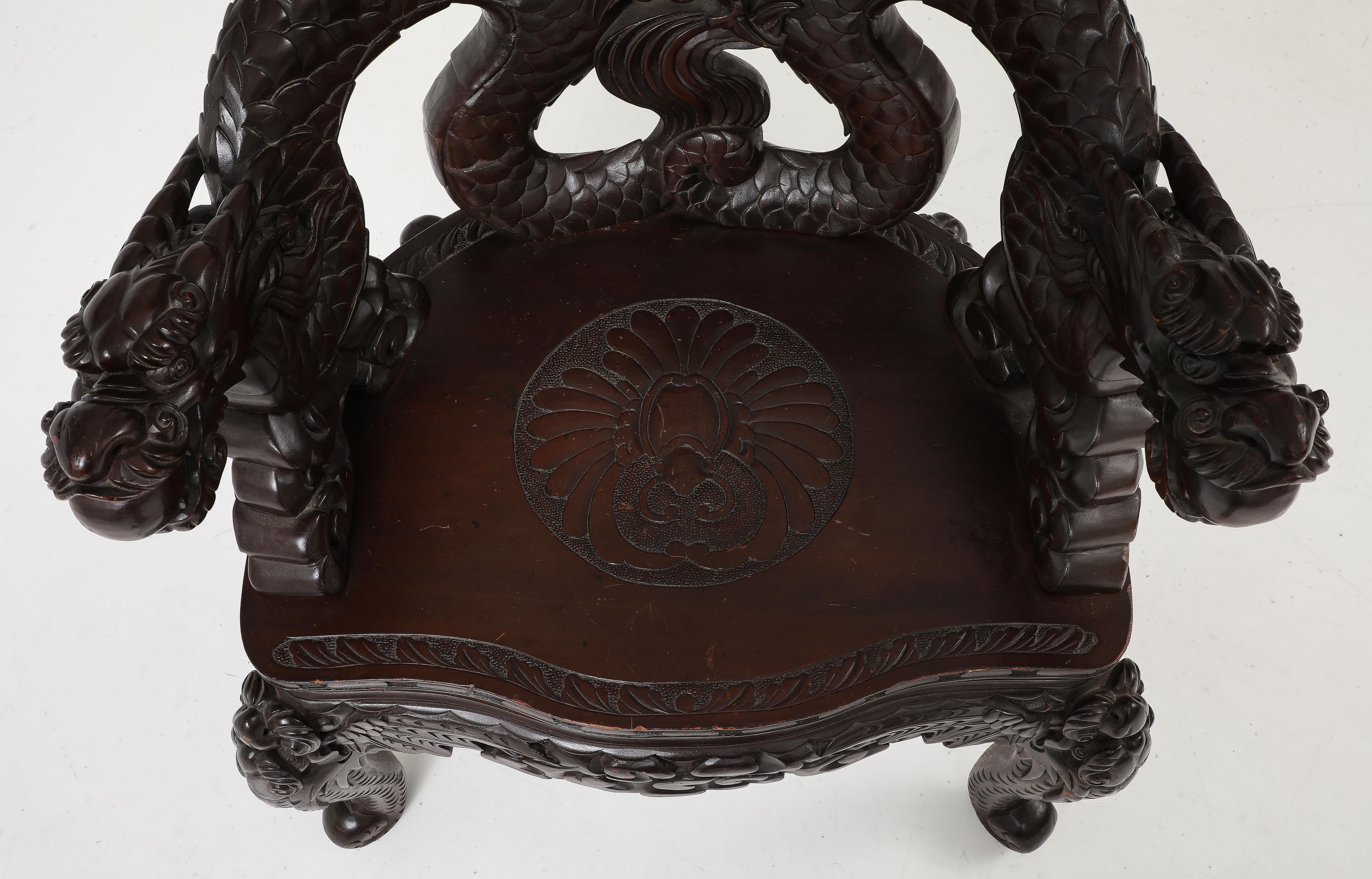 Japanischer Export-Stuhl mit geschnitztem Drachen im Angebot 1