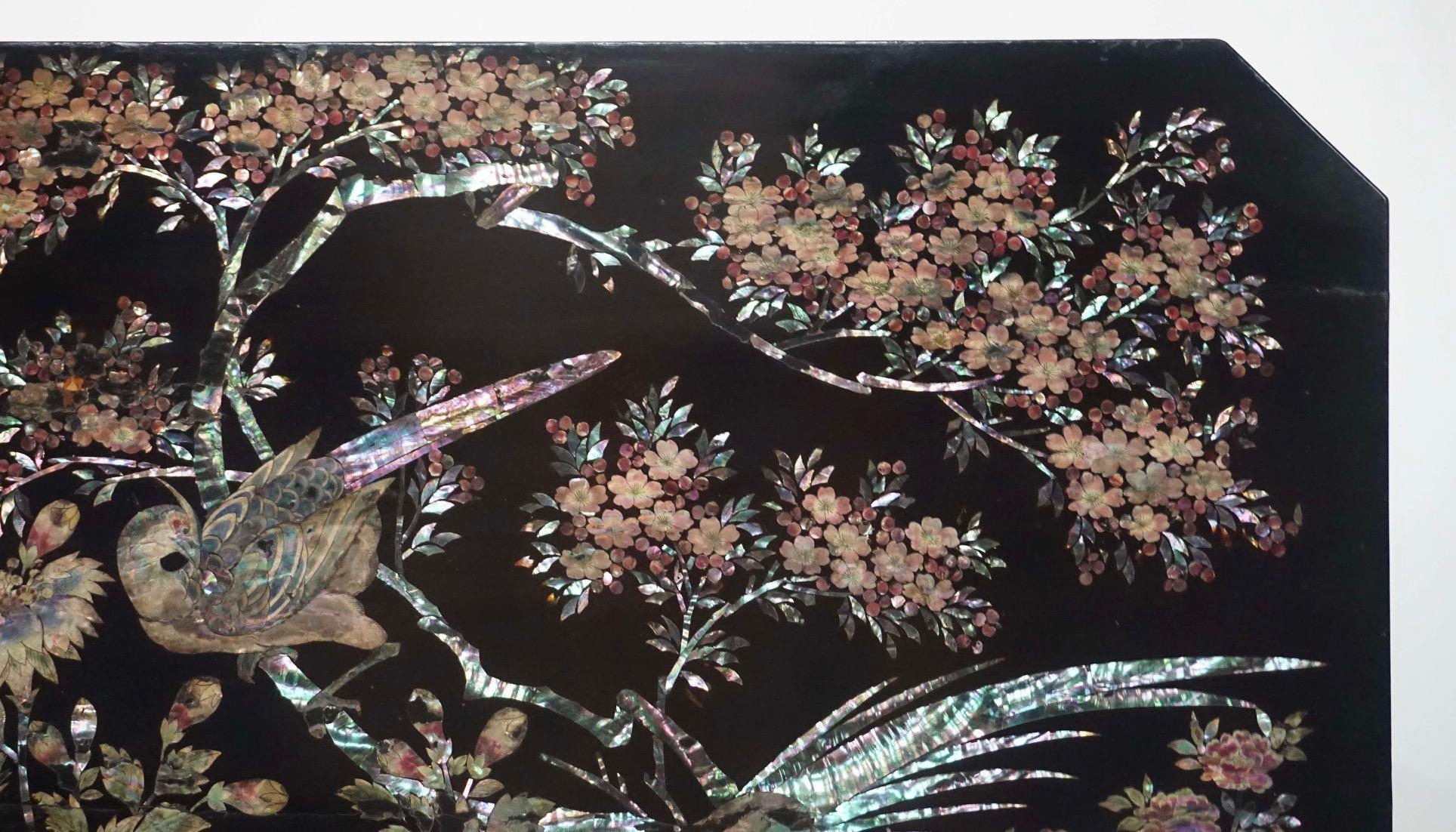 Japanese Export Lacquer and Abalone Inlaid Tilt-Top Stand, Nagasaki, circa 1840 For Sale 3