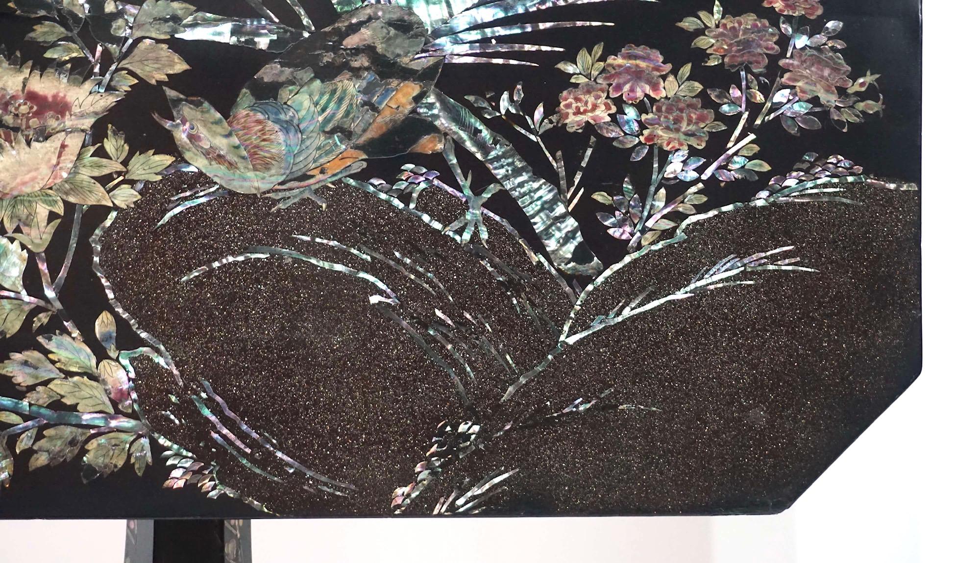 Japanese Export Lacquer and Abalone Inlaid Tilt-Top Stand, Nagasaki, circa 1840 For Sale 4
